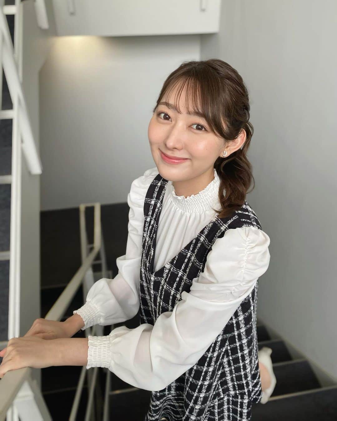 森山みなみのインスタグラム：「.  今朝も羽鳥慎一モーニングショーをご覧いただき、ありがとうございました！  ワンピースは膝丈ですがツィード生地で冬を先取り❄️ 高めのポニーテールは気分も上がります。  明日もよろしくお願いいたします☀️   #テレビ朝日 #羽鳥慎一モーニングショー #モーニングショー #アナウンサー  #森山みなみ  #衣装」