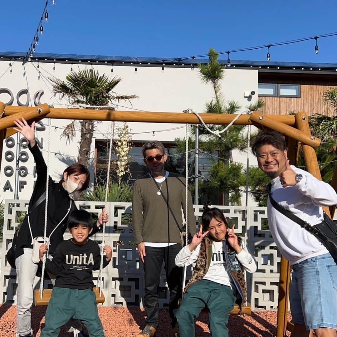 kougeishaのインスタグラム：「４人で糸島ドライブしてたらいつの間にか1人増えてた🐸」