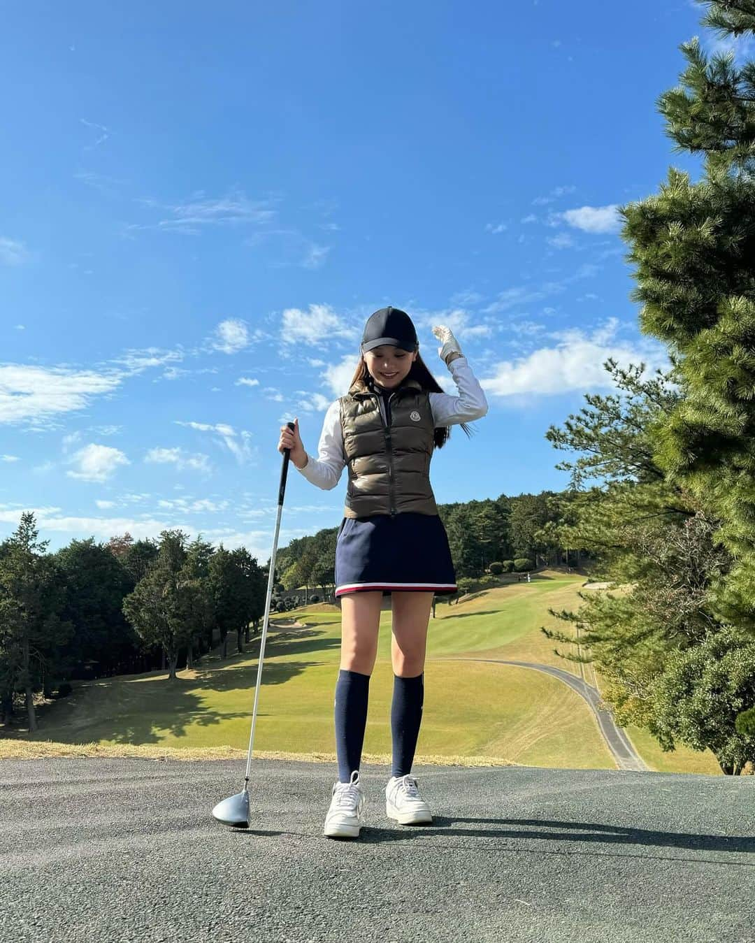 勝又彩央里さんのインスタグラム写真 - (勝又彩央里Instagram)「コースデビューしました⛳️✨ ゴルフは奥が深い！楽しすぎた〜🤍  #ゴルフ #ゴルフ女子 #ゴルフウェア #ゴルフ場 #ゴルフ初心者 #golf #休日 #スカート #ワンピース #ゴルフ女子コーデ #sport #ootd #instagram #instadaily #tommyhilfiger #moncler #自然 #秋 #冬 #ストレートヘア #ゴルフコンペ」11月23日 20時00分 - saorinoel