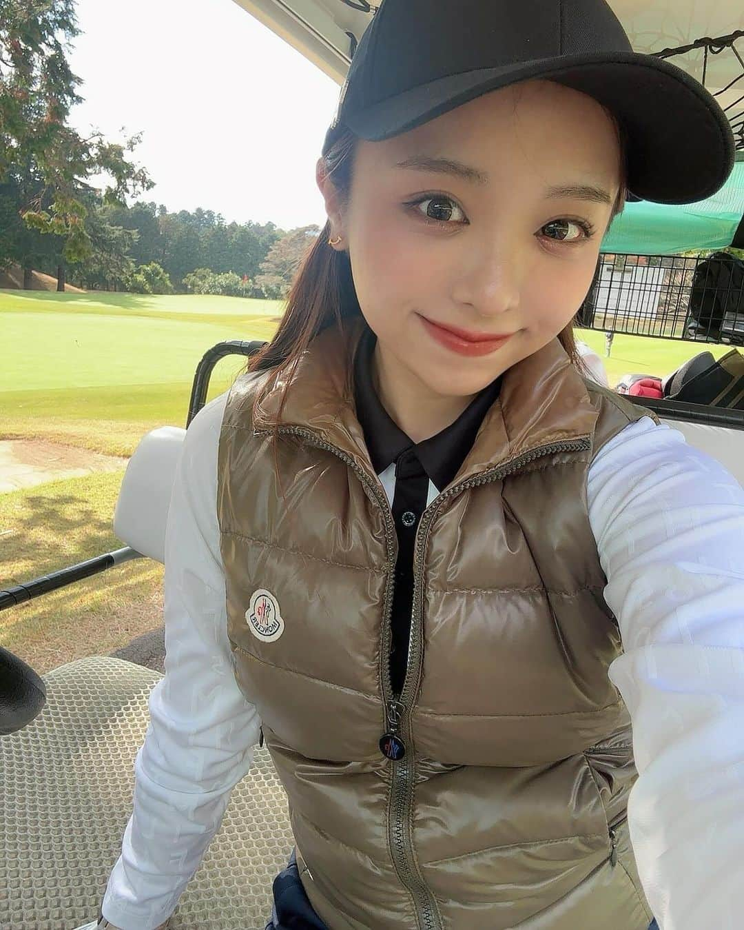 勝又彩央里さんのインスタグラム写真 - (勝又彩央里Instagram)「コースデビューしました⛳️✨ ゴルフは奥が深い！楽しすぎた〜🤍  #ゴルフ #ゴルフ女子 #ゴルフウェア #ゴルフ場 #ゴルフ初心者 #golf #休日 #スカート #ワンピース #ゴルフ女子コーデ #sport #ootd #instagram #instadaily #tommyhilfiger #moncler #自然 #秋 #冬 #ストレートヘア #ゴルフコンペ」11月23日 20時00分 - saorinoel