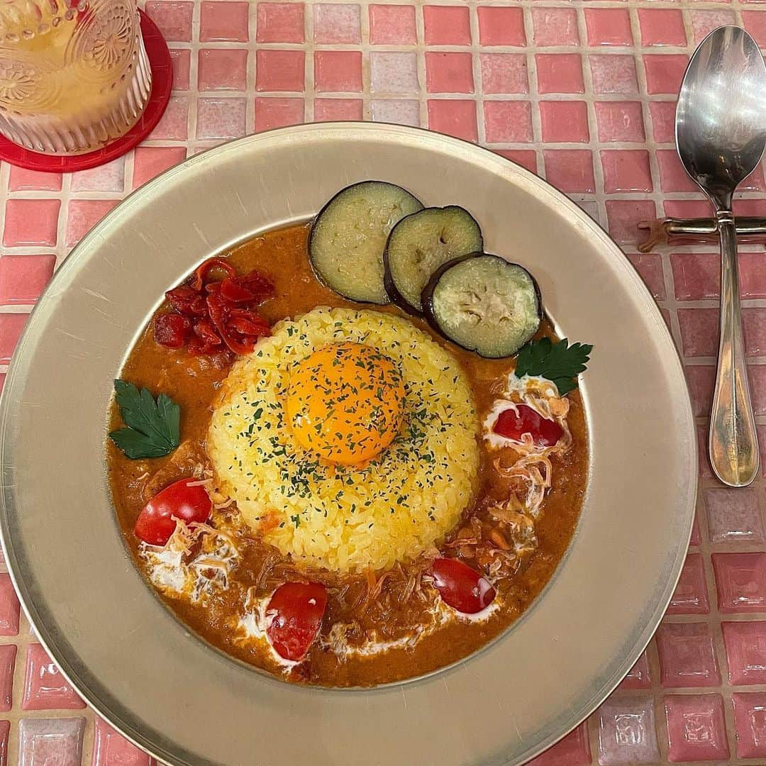 磯佳奈江のインスタグラム：「. 下北沢に行ったらやっぱり カレー食べちゃう🍛" 美味しかった😋 . #バッキンガム宮殿 #下北沢カレー #下北沢グルメ」