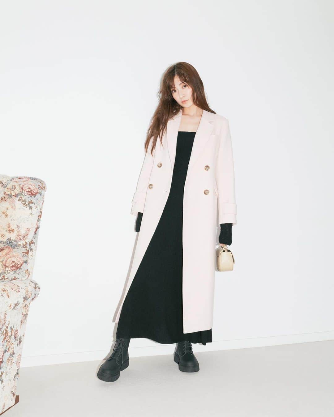 スナイデルのインスタグラム：「.  SNOW MAGIC HOLIDAY meets Akari Yoshida  Coat 37,400yen #ダブルロングコート  Dress 19,580yen #ベアレイヤードニットワンピース  Bag 14,960yen #メタルモチーフバッグ  Shoes 17,600yen #DINARABOOTSSNIDEL .  ＜LIMITED SHOPPER＞  11.23(Thu)より、全国の店舗でお買い上げのお客様にホリデー限定ショッパーをプレゼントいたします🛍♡ S、M、Lサイズをご用意しております。  ＜LIMITED NOVELTY＞　  33,000(税込)をお買い上げお客様にホリデー限定ノベルティをプレゼント🎁✨  ■ホリデー限定ヘアピン PNK,LAVの2色からお選びいただけます。  ※なくなり次第終了となります。 店舗限定のため、オンラインでの購入は対象外です。  #23WinterSNIDEL #SNIDEL#スナイデル#winter @marshmallow_presscat @snidel_home_official @snidelbeauty @usagionline[」