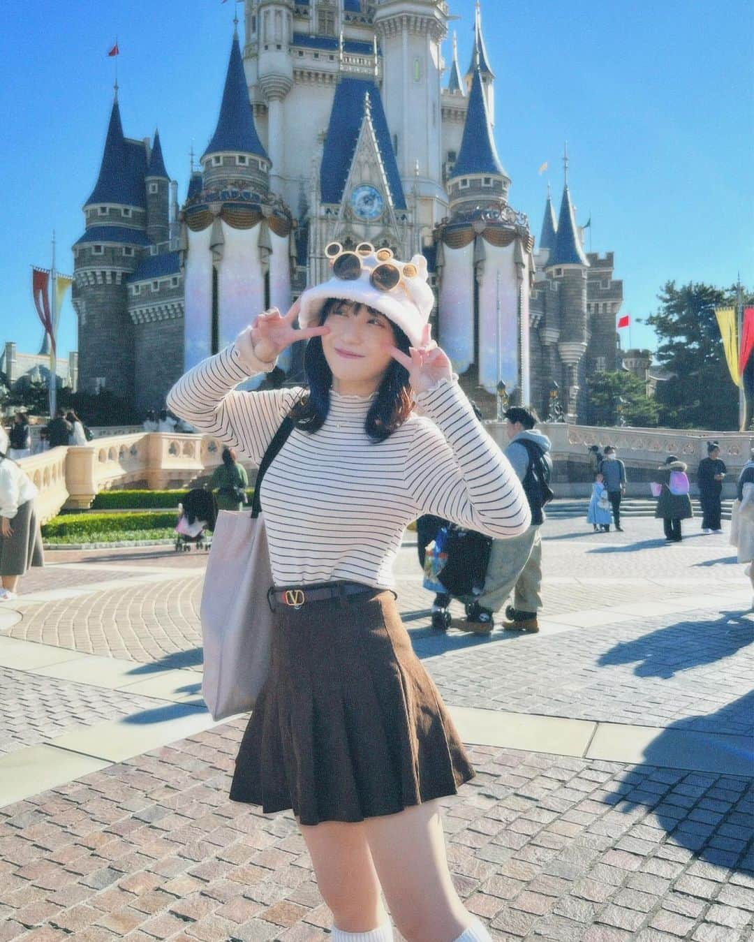 伊藤愛真のインスタグラム：「何年振りかのででにらんどいってきた✌🏻🤍 絶対に目が合わない写真たち笑」