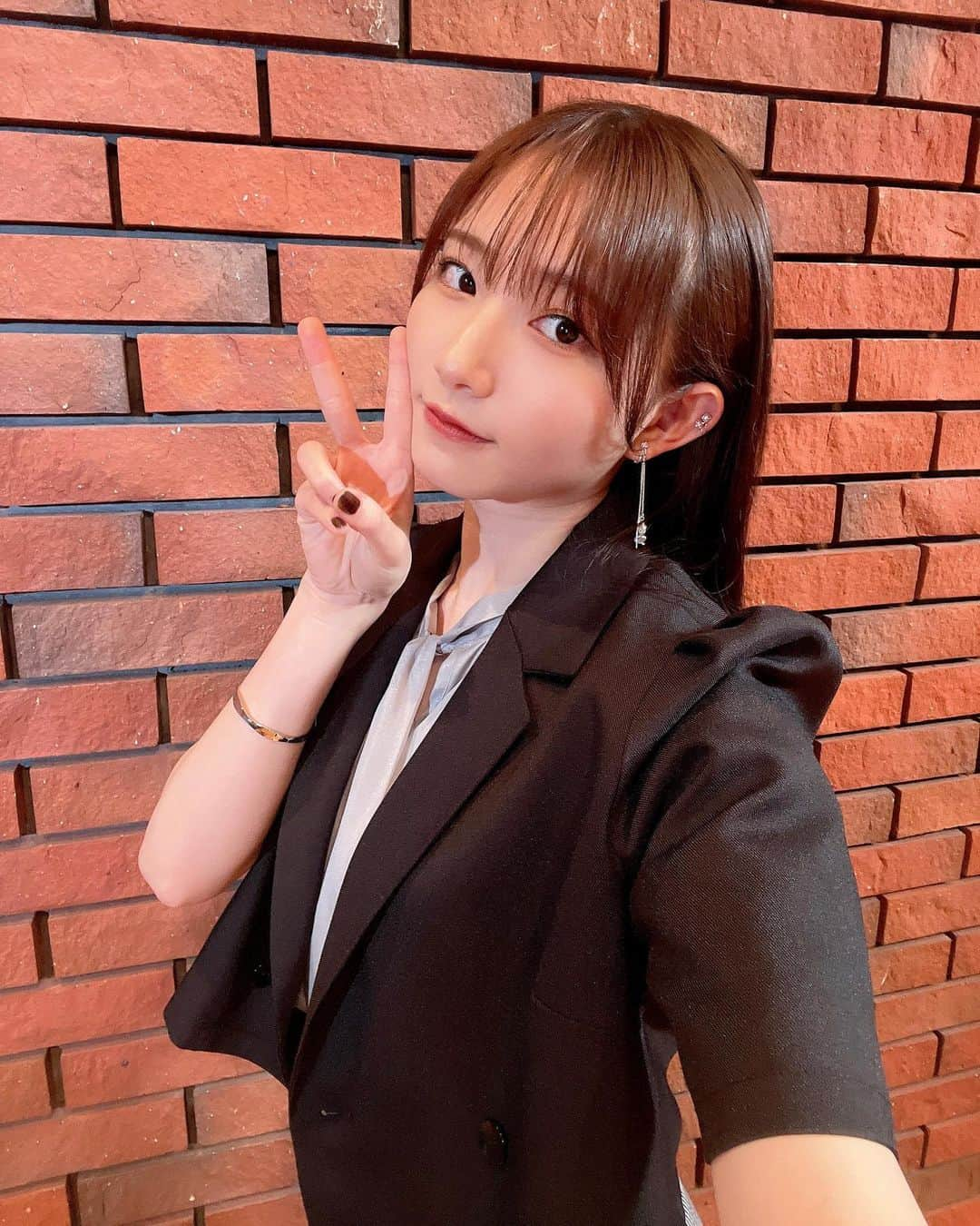 青山なぎささんのインスタグラム写真 - (青山なぎさInstagram)「#CrosSinsg Collection vol.3 発売されました💿 TVアニメ『進撃の巨人The Final Season Part 2』EDテーマ 私はヒグチアイさんの「悪魔の子」をカバーさせていただきました。 他にも素敵なカバー曲が収録されていますので、ぜひチェックしてください😚 #クロスシング #悪魔の子 #進撃の巨人」11月23日 17時13分 - aoyamanagisa_official