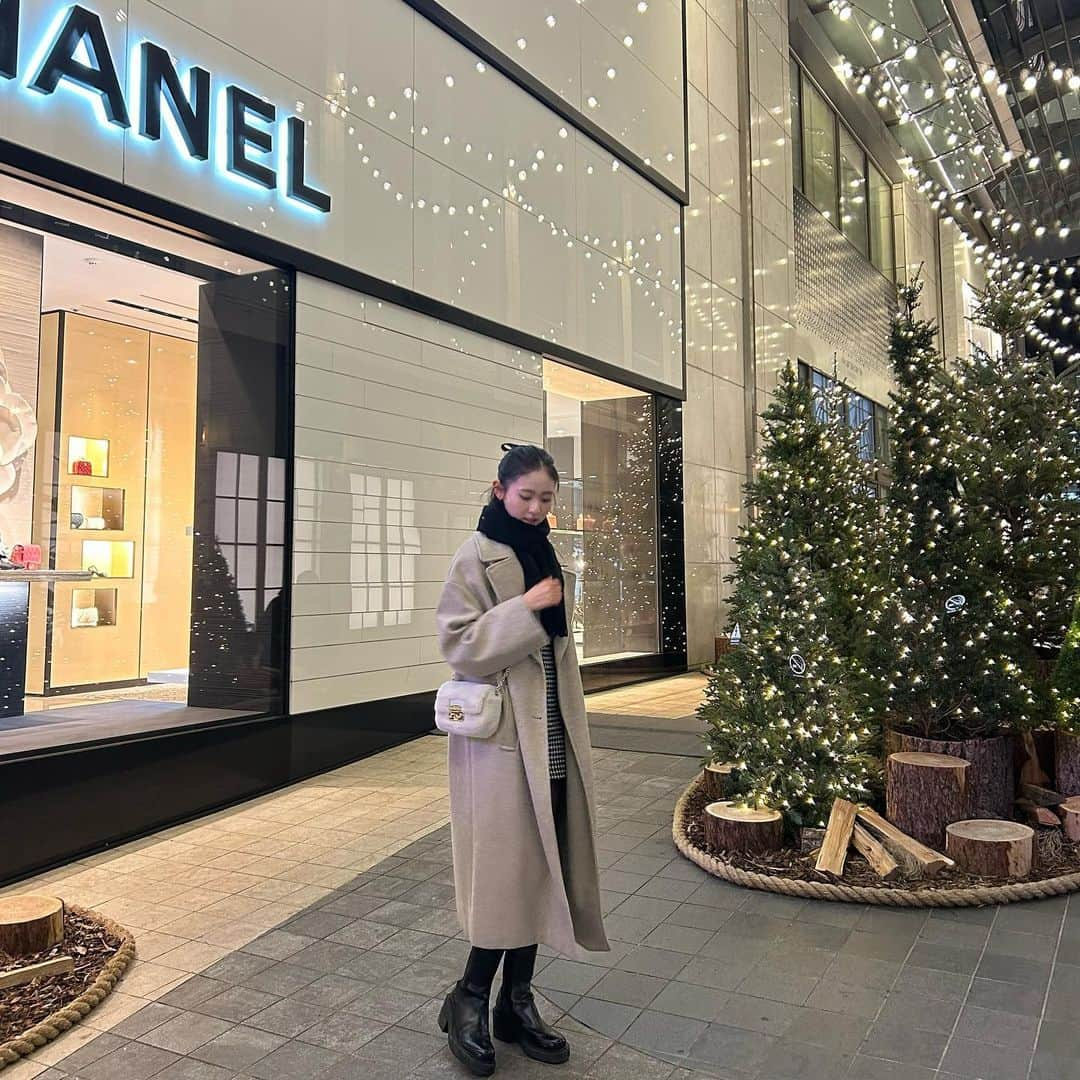 入江美沙希のインスタグラム：「📍明洞 クリスマスが近づいているのを街中で感じる⛄️❄️ 明洞の屋台で夜ご飯を何度か食べたんだけど、暖かいおでんが体に染みました...🍢 行く度食べてた🫢笑 ⁡ 韓国の屋台デザートといえば..なフルーツ飴も初めて食べたの そのまま食べるフルーツが1番美味しいに決まってる！って思い込んでたけど想像よりもずっっと美味しくて虜になっちゃいました🍓 また食べたいな〜🐻‍❄️ ⁡ ⁡ coat　#ZARA bag　#FURLA shoes　#H&M ⁡ ⁡ ⁡ ⁡ ⁡ ⁡ ⁡ ⁡ ⁡ ⁡ ⁡ ⁡ ⁡ ⁡ ⁡ ⁡ ⁡ #Korea#韓国#韓国旅行#明洞#韓国屋台 #韓国スポット#みさきのしふくすたいる#冬服#冬コーデ#冬ファッション#ワンピースコーデ#前髪なし#ガーリーコーデ#ガーリーファッション#ガーリーヘア#ガーリーへアアレンジ#フレンチガーリー#フレンチガーリーコーデ#フレンチガーリーヘア#韓国コーデ#韓国ファッション#韓国ヘア#高校生#06#jk2#jk#Japan ⁡」