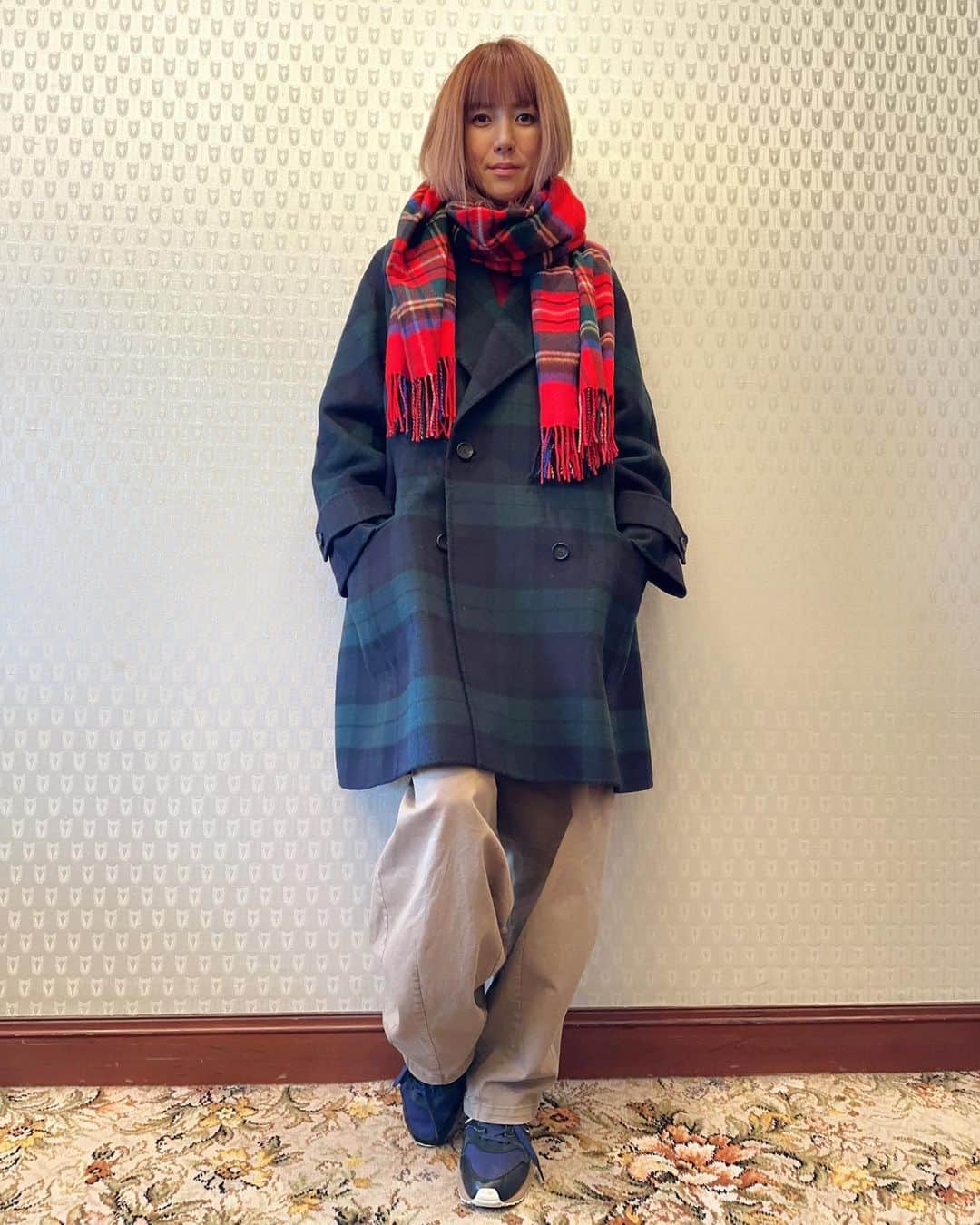 hitomiのインスタグラム：「. . 明日からまた寒いみたい！お知らせです✨ 明日11/24（金）11:50～13:50 フジテレビ「ぽかぽか」に出演します！ 良かったら観てくださいね！. . . ※生放送のため、急遽内容が変更になる場合がございます。 .  . #ぽかぽか #フジテレビ #出演情報 #hitomi」