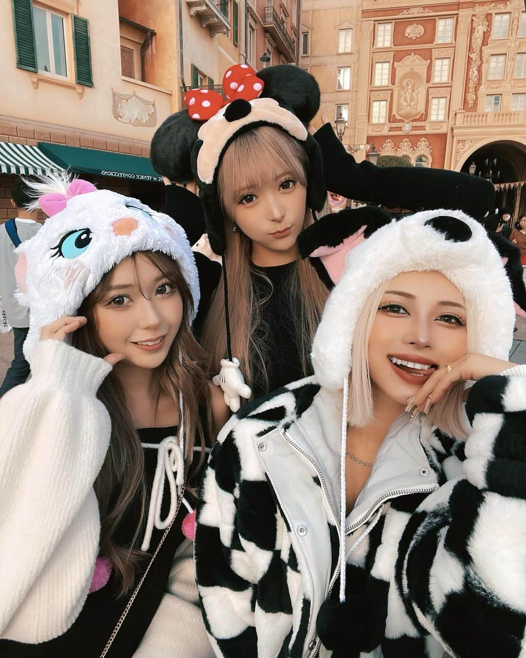 きぃぃりぷさんのインスタグラム写真 - (きぃぃりぷInstagram)「101匹ワンちゃん🖤🤍🖤🤍  甘めの2人とDisneyだったから 私もギリギリ甘めのメイクで行ってみた！ カラコンは　@bambi_angelcolor のだよん💛  @spiralgirl_official のアウターと 101匹ワンちゃんの帽子がぴったりすぎて かわちい🤍🖤」11月23日 17時18分 - kyiiripu.friedegg