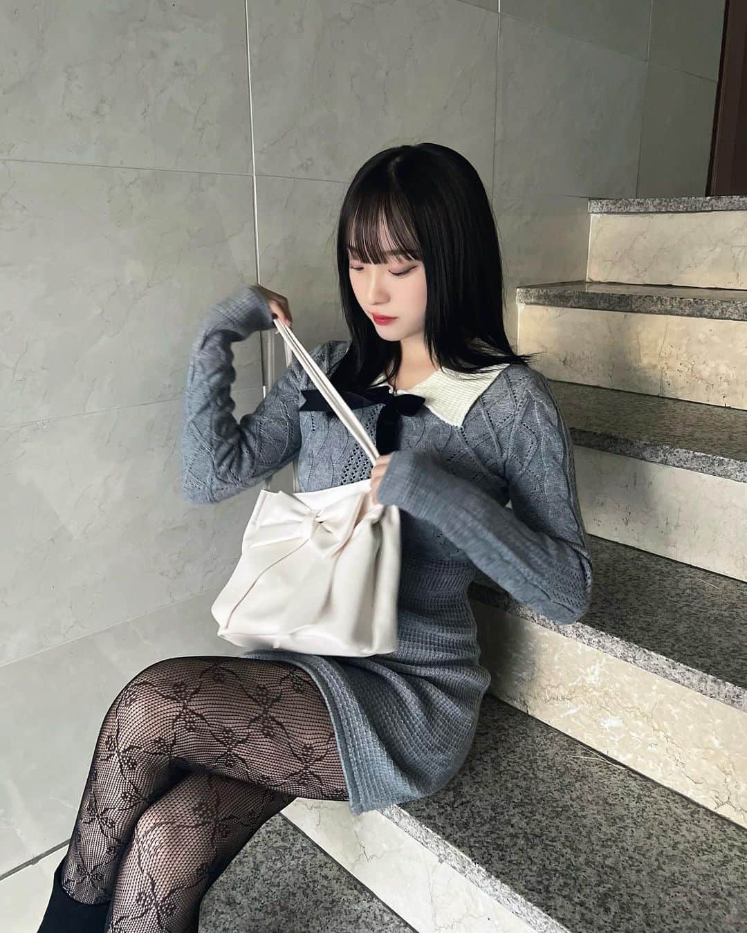 じゅんなさんのインスタグラム写真 - (じゅんなInstagram)「SHEINで冬コーデ組んでみたよ⛄️どうかな？  クーポンコード【BFJP202】 利用期限1月31日まで！  お買い上げ金額1～5,999円まではセール価格より15%OFF、6,000円以上は20%OFFが適用  商品ID⤵︎ ︎ 1枚目 boots【11888728】 tights【12932156】 onepiece【19467563】 bag【12925402】  2枚目 bag【11424353】 jacket【2824269】  試すたび、好きが見つかる。届くたび、好きが増えてく。  #PR #SHEINGoodFinds#SHEINblackfriday #SHEINforAll #loveshein #ad #saveinstyle」11月23日 17時18分 - junnadayoo