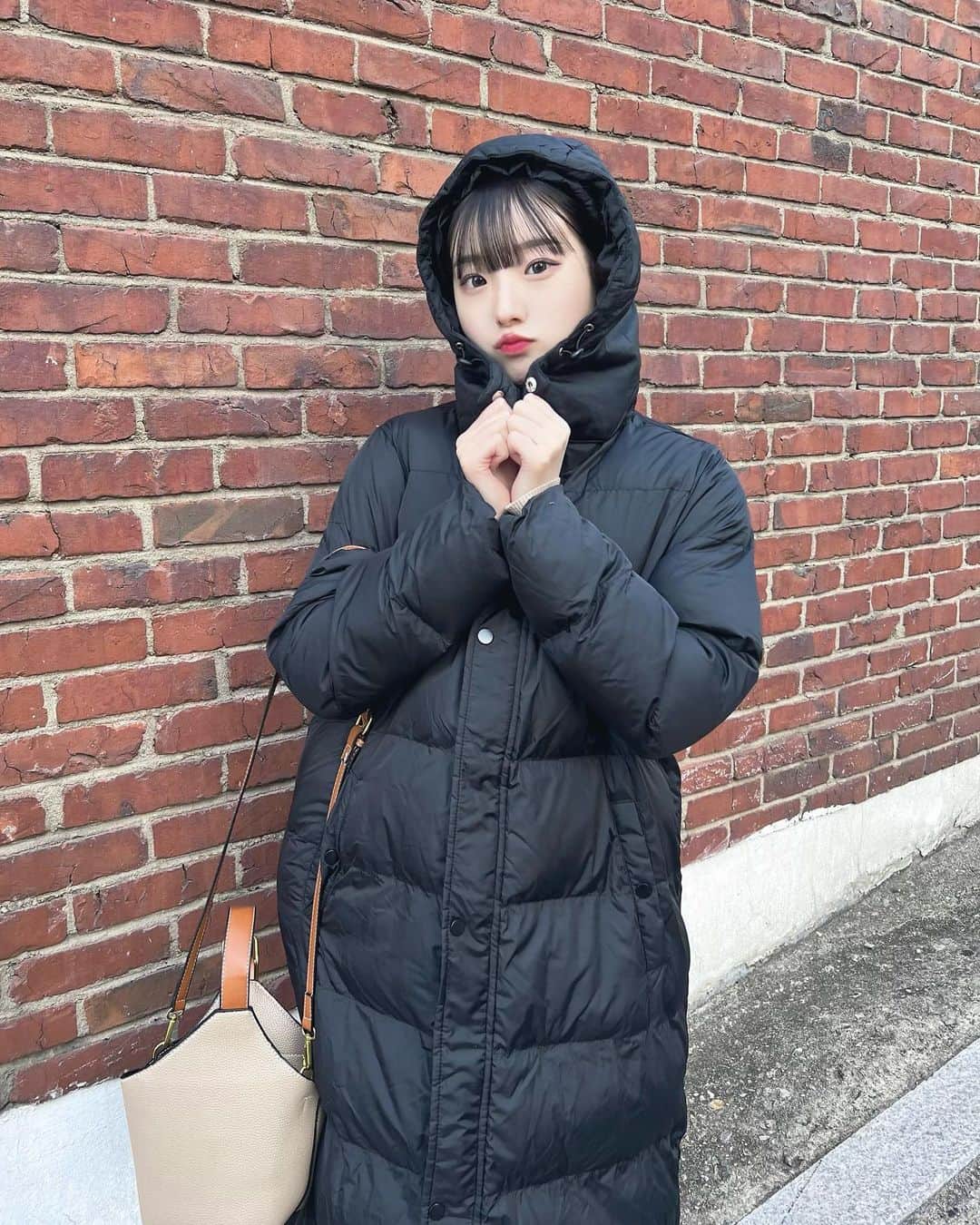 じゅんなさんのインスタグラム写真 - (じゅんなInstagram)「SHEINで冬コーデ組んでみたよ⛄️どうかな？  クーポンコード【BFJP202】 利用期限1月31日まで！  お買い上げ金額1～5,999円まではセール価格より15%OFF、6,000円以上は20%OFFが適用  商品ID⤵︎ ︎ 1枚目 boots【11888728】 tights【12932156】 onepiece【19467563】 bag【12925402】  2枚目 bag【11424353】 jacket【2824269】  試すたび、好きが見つかる。届くたび、好きが増えてく。  #PR #SHEINGoodFinds#SHEINblackfriday #SHEINforAll #loveshein #ad #saveinstyle」11月23日 17時18分 - junnadayoo