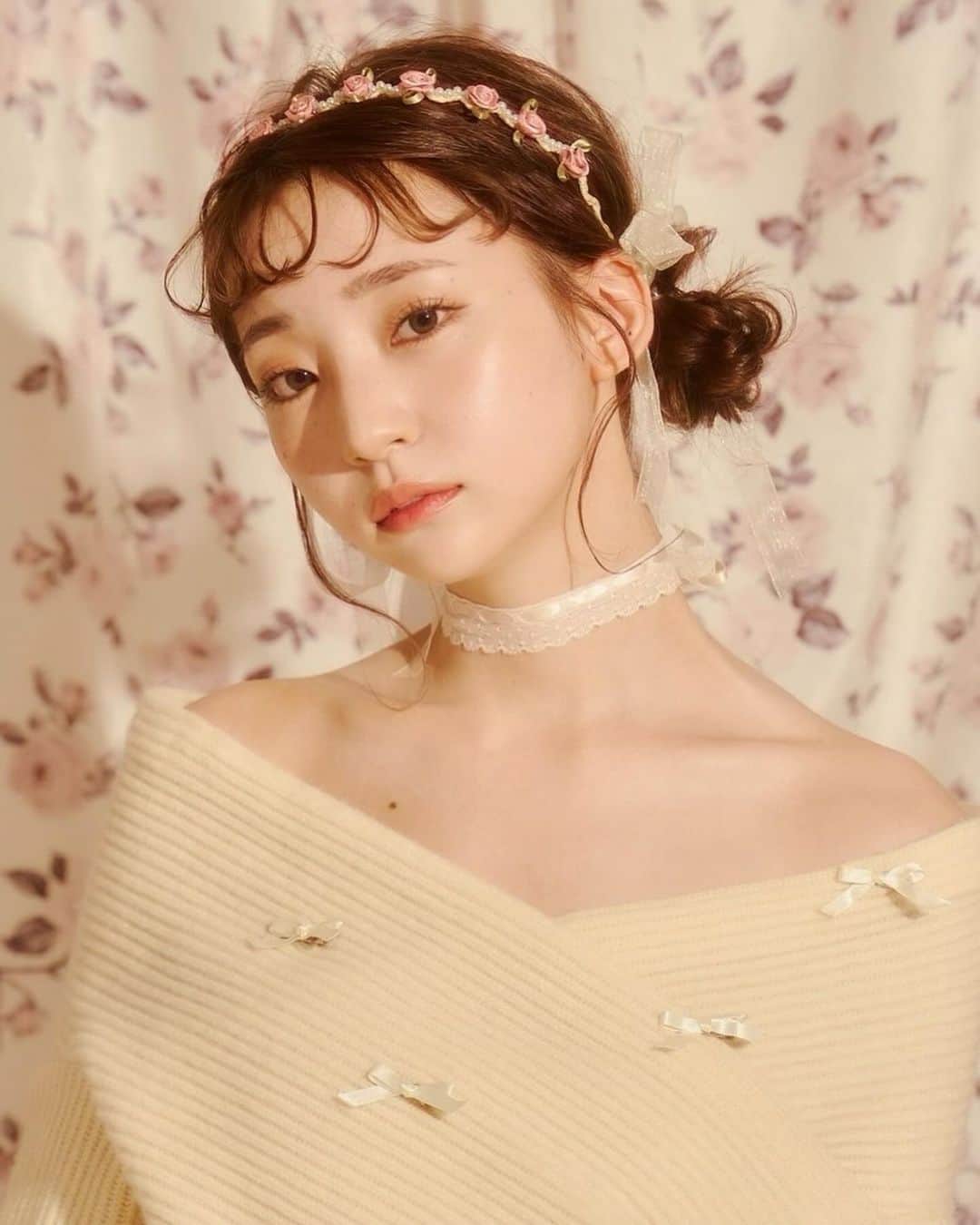 荻野由佳のインスタグラム：「普段のわたしとは真反対の PECHEのかわいい世界観♥  @peche_magazine  📸@satoruakiba_ 💄@shota_sincive 👗@sae_stylist 📖@k.hika_0422  ありがとうございました¨̮⃝!」