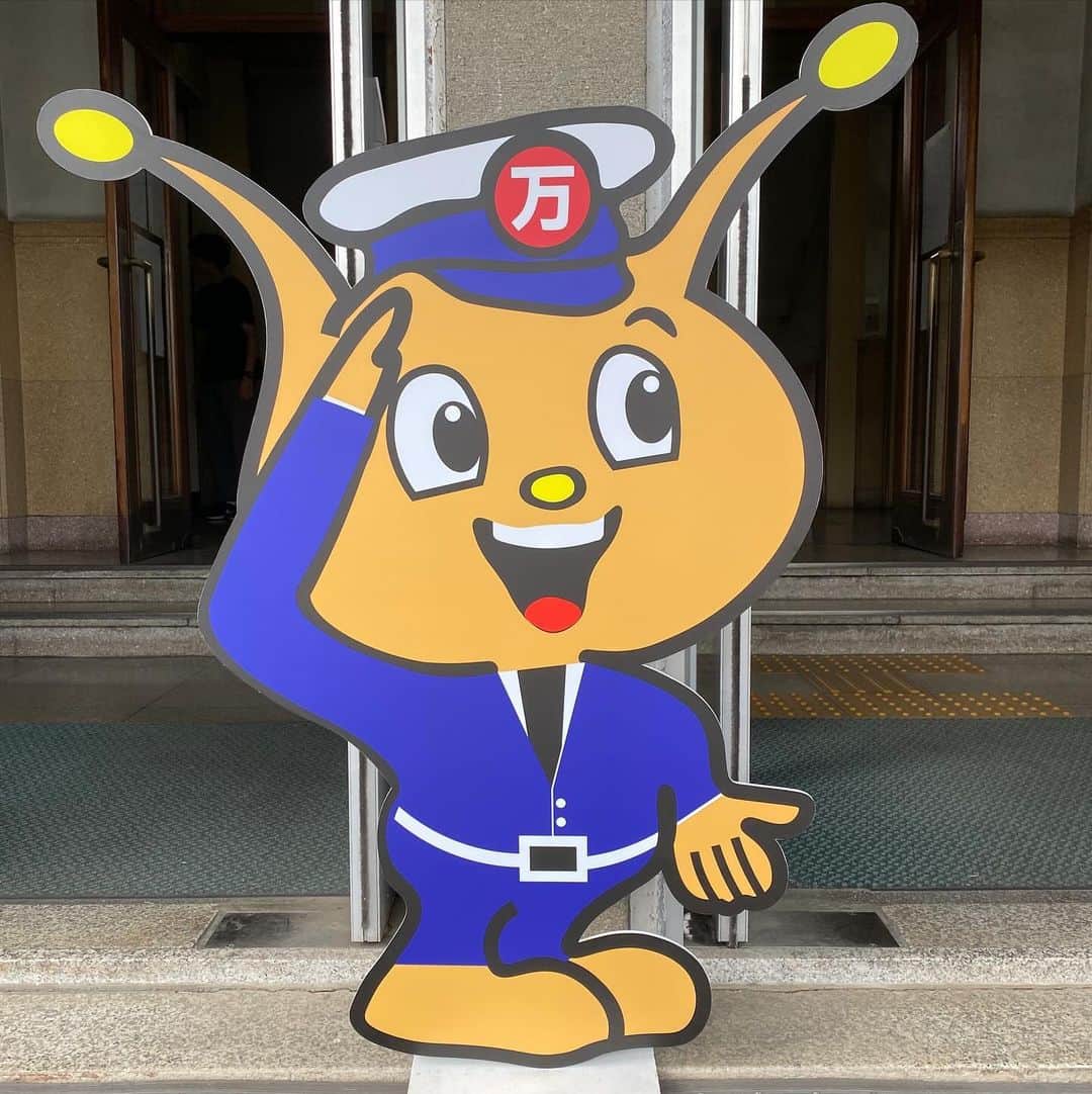トクメイ！警視庁特別会計係のインスタグラム：「🚨トクレポ🚨  #勤労感謝の日 なので 万町署のアイドル、ヨロズ君の お仕事を紹介🧡  玄関でのパトロールのほか 密かにヨロズ君推しの 月村のデスクにはマウスパッドも👀  月村刑事の成長にも一役かっていた？ ヨロズ君です🤭  #トクメイ 📍7話は27日(月)よる10時❗️ ⚠️月村刑事の奮闘は #TVer で✅」