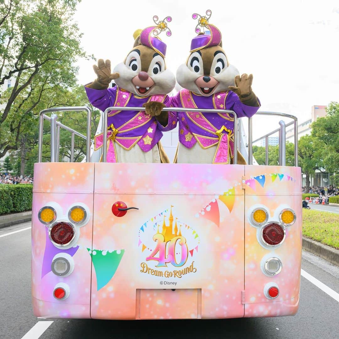 東京ディズニーリゾートさんのインスタグラム写真 - (東京ディズニーリゾートInstagram)「⁡ ＼みなさんに笑顔をお届け／​ ​ 今日は千葉県千葉市で #東京ディズニーリゾート40周年スペシャルパレード を行いました🌈​ ​ 4月にスタートしたパレードも本日フィナーレを迎えました！​ 各地で、みなさんの素敵な笑顔にたくさん出会うことができました！​ ​ #東京ディズニーリゾート40周年 は2024年3月31日まで開催中！​ ぜひ遊びに来てくださいね♪」11月23日 17時30分 - tokyodisneyresort_official