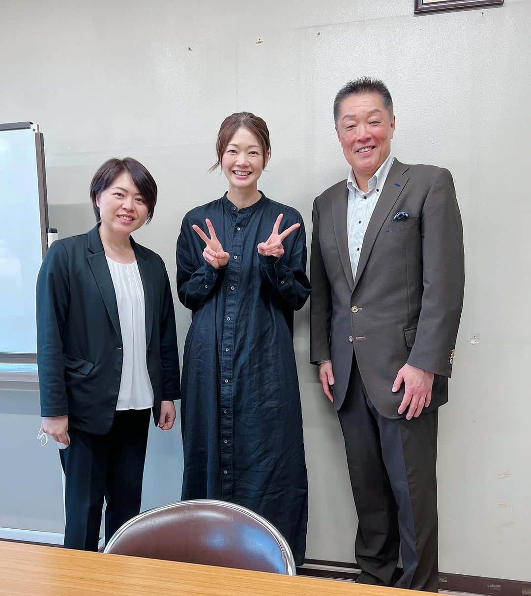 井上香織のインスタグラム：「2023.11.23 ・ 今日は大好きな2人に会えて最高に幸せでしたぁ(´∀｀*) ・ 眞鍋さんの講演を誰でも聞ける機会。。。素敵すぎて贅沢すぎて言葉になりません。。 ・ ありがとうございました！！ ・ #豊岡 #日高文化体育館 #スポーツ指導者講習会」