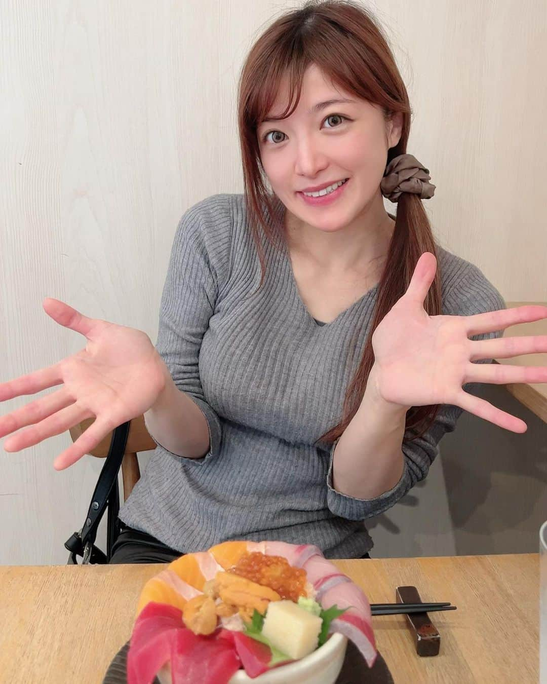 高木里代子さんのインスタグラム写真 - (高木里代子Instagram)「昨日の札幌ツアー二日目、COOも 大盛況に終了しました！！ メンバーのプレイも初日からさらにパワーアップし またまた凄いことになりました😳 ライブ写真などはまた東京かえったら ウェブサイトのギャラリーにアップするね☺️💓  さて、そんな本日は札幌最終日！！ JAMUSICAでお待ちしております🥹✨ 写真は昨日のライブ後のオンな高木と オフモードで海鮮丼を頂くスッピン高木（笑） も〜〜お魚が美味しすぎて…😍  11/23 札幌「JAMUSICA」 ￥6,500 +Drink￥500 18:30開場、19:00開演 (2set 入替無し) 011-612-1900  札幌市中央区北4条西28-1-16 B1F  #高木里代子 #riyokotakagi  #ピアノ #ピアニスト  #ジャズ #ジャズピアノ #ジャズピアニスト #piano #pianist #jazz #jazzpiano #jazzpianist #youtuber #札幌 #海鮮丼 #すっぴん」11月23日 17時24分 - riyokotakagi