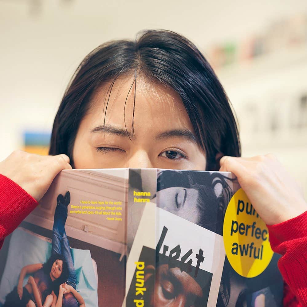 ginza magazineのインスタグラム：「伊藤万理華と「MARC JACOBS EVENT SPACE」📕  1973年の開業から今年で50年目を迎えた渋谷PARCO。このタイミングで新たなギャラリー兼ブックストアがオープンしたと聞きつけ、伊藤万理華さんとともに〈マーク ジェイコブス〉が手がけるイベント空間へ。マーク・ジェイコブス自身のインスピレーション源となるアートやカルチャーなど、幅広いジャンルが網羅された洋書のラインナップは必見！  詳細はginzamag.comでチェック！「渋谷PARCO」と検索してね🔍 @ginzamagazine  #PR #SHIBUYAPARCO50thANNIVERSARY #ginzamagazine @parco_shibuya_official」