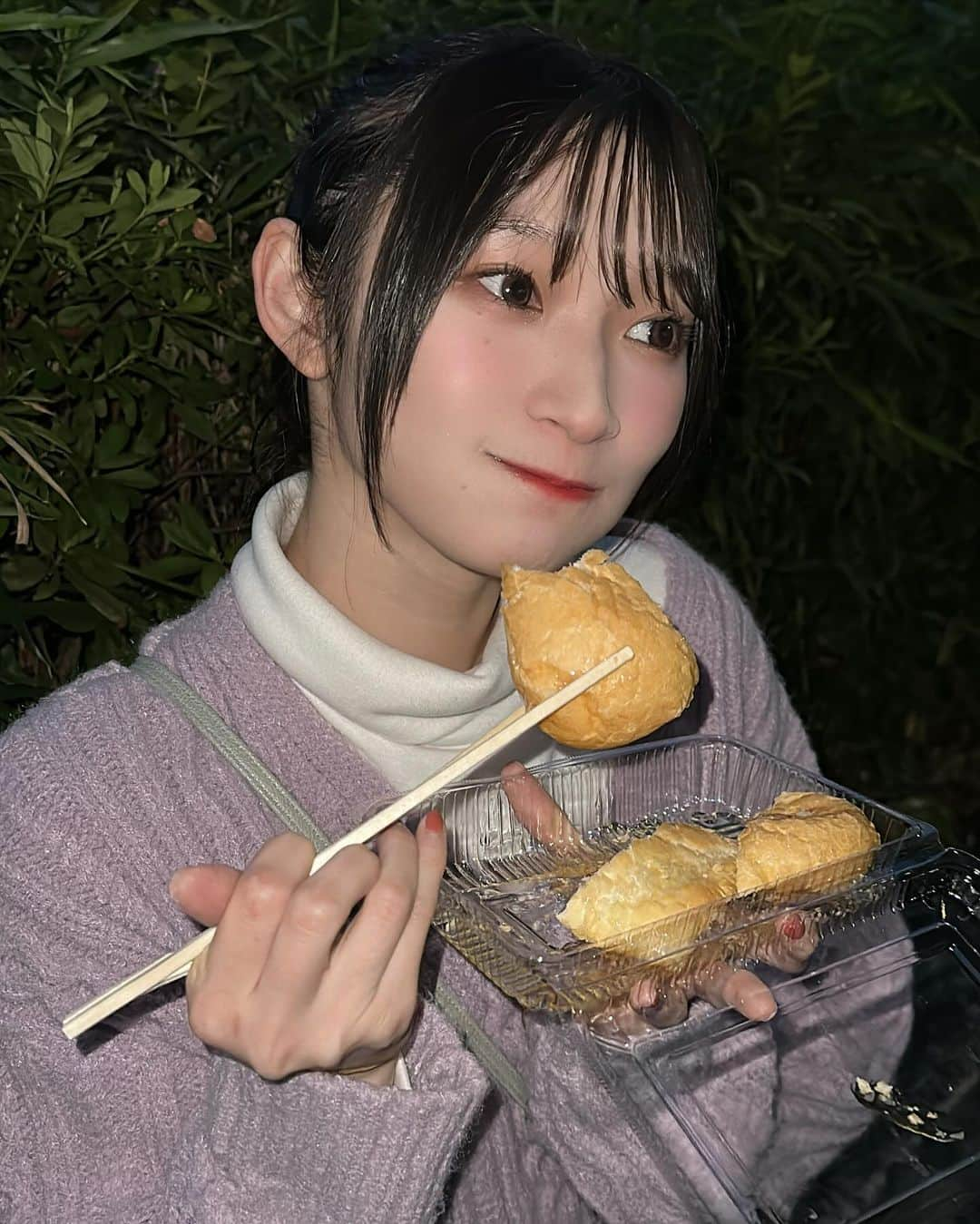 宮本佳林のインスタグラム：「♡  Mgさんとお仕事終わりの通り道で😌  バインミーって名前の食べ物らしい  Mgさんはソーセージ食べてたよ☺️  #バインミー #パン」