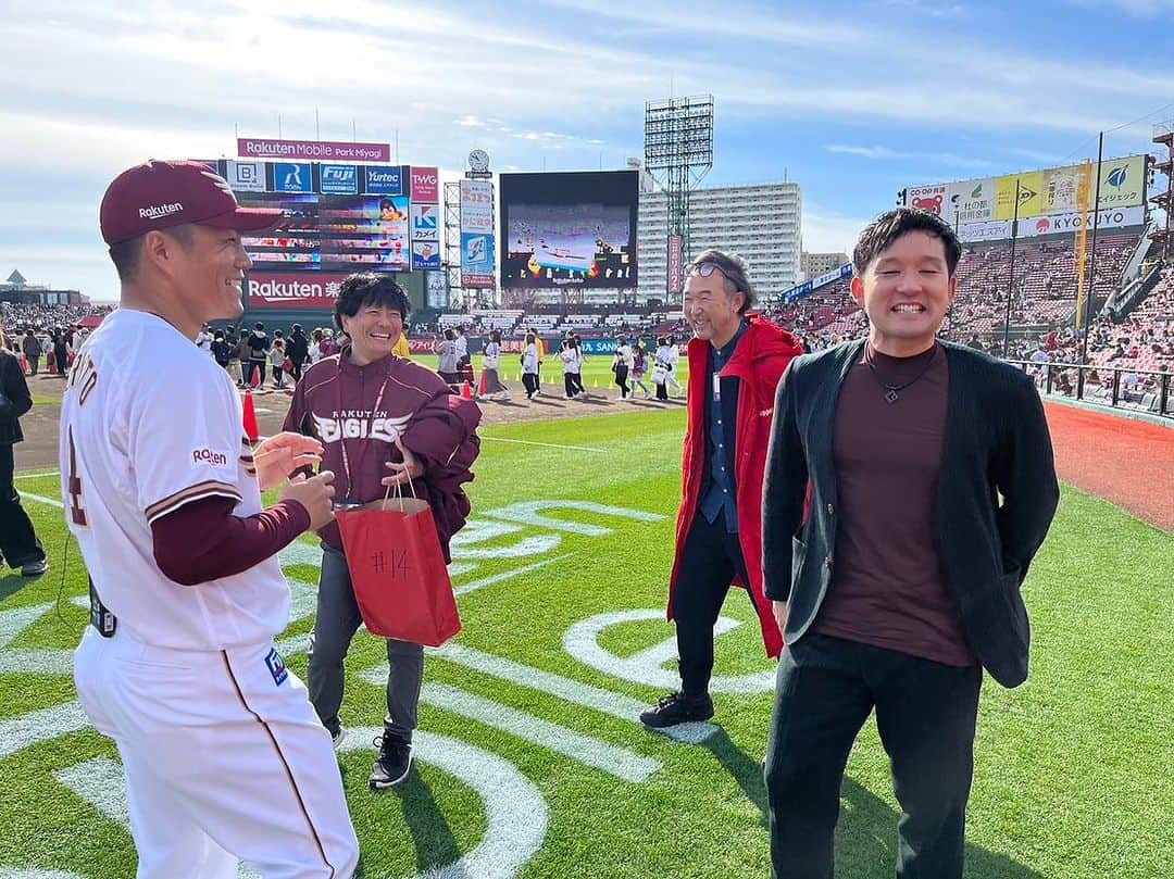 杉谷拳士さんのインスタグラム写真 - (杉谷拳士Instagram)「. 【楽天イーグルスファン感謝祭2023】 本日、ポッカサッポロさんのレモンアンバサダーとして活動させて頂きました( ◠‿◠ )‼︎ 球場内では 『杉谷拳士が取材中TVerでみてるよ』 『YouTubeみてます』 など野球を通して繋がった縁が嬉しく思いました🔥！！！ 東北のファンの方達の温かい声援がまた明日頑張ろうと思える活力になります💪‼️‼️  このような貴重な機会を下さった関係者の皆様、そして温かく迎え入れて下さった楽天イーグルスの皆さんありがとうございます😊  #東北楽天ゴールデンイーグルス #ファン感謝祭 #野球 #baseball #ポッカサッポロ  銀次さん会いたかったなぁ。。 18年間お疲れ様でした‼︎」11月23日 17時28分 - kenshi.02