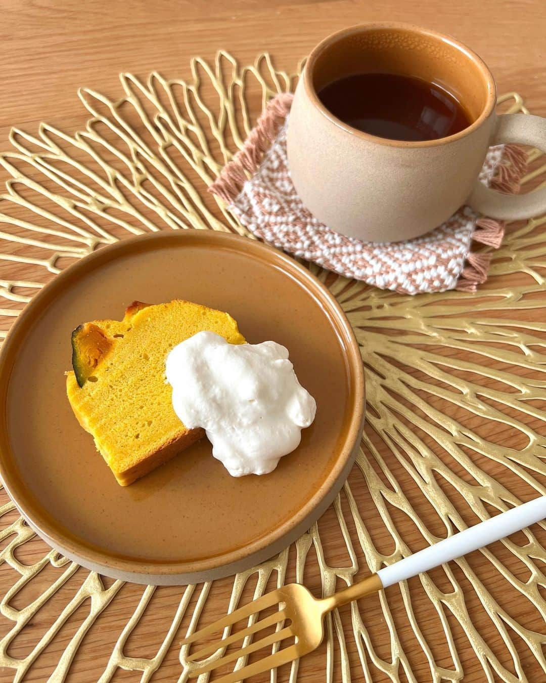 池田真子さんのインスタグラム写真 - (池田真子Instagram)「紅茶をしっかり感じるおやつが食べたくてハマり出したお菓子作り🌼 ． 自分で作ると材料を加減できたり、 米粉は満腹感もあるし グルテンフリーで安心して食べられる🌿 好みの味を追求するのもワクワクするよね♡ ． 最近よく作るアールグレイの パウンドケーキのレシピを知りたいと リクエストいただいていたので紹介します☕️ ． ． 【アールグレイ香る♡ 米粉の紅茶パウンドケーキ】 ． ▽材料 ・卵 2個 ・きび糖(てんさい糖やラカントでも◎)50g ・オリーブオイル(米油でも◎) 大さじ2 ・塩ひとつまみ ・米粉 100g ・ベーキングパウダー 小さじ1(4g) ・無調整豆乳 80cc (牛乳でも◎) ・アールグレイの茶葉 大さじ1(約6g) ． ▽準備 ・事前にクッキングシートを型に敷いておく。 ・粉類は事前に測っておくと作業がスムーズ！ ・紅茶葉が大きい場合はすりこぎなどで細かくしておく。 ． ▼作り方 ・無調整豆乳をレンジで40秒ほど温める。 紅茶葉を半分(大さじ1/2)加えて出しておく。 ・オーブンを180℃の30分で余熱。 ・卵、砂糖、油、塩を順番にボウル★に入れて混ぜる。 (後で粉類も加えるので大きいボウルに！) ・別のボウルで米粉とベーキングパウダーを混ぜる。 ・粉類を最初のボウル★に加えて混ぜる。 (粉が飛びやすいので慎重に！) ・紅茶葉を浸した豆乳と、 残りの紅茶葉(1/2)も加えてよく混ぜる。 ・クッキングシートを敷いた型に流し入れる。 ・型をトントンと落として中の空気を抜く！ ・180℃のオーブンで30分(下段で)焼く。 (オーブンによって焼きが足りない場合は 少しずつ追加してね！) ・完成！ ． ． 出来立ては表面がサクサクで 冷めるとしっとり味も馴染んで 違ったおいしさを楽しめます♡ ． 豆乳の量によっても食感が変わるし、 砂糖と茶葉の量や入れ方も色々試して やっと好みの作り方に辿り着いた☕️ ． やさしい甘さでしっかりアールグレイを感じられます❤️ 紅茶好きの方は是非作ってみてください！ ． ーーーーーーーーーーーーーーーーーー ． 元々お菓子作りは得意ではなくて、 何度も作っててもこの前のTikTok LIVEのように アタフタしちゃうこともあるんだけど(笑)、 それも楽しかったりちょっとした 息抜きにもなってる気がする！ ． 配信を見ながらレシピをメモしてくださったり、 早速作ってくれた方もいてとても嬉しかったです！ ． ちなみにかぼちゃやバナナ、 にんじんを入れても美味しかったよ🍌 ． 他にもこれ入れたら美味しかった！っていうのがあれば 是非コメントで教えてください💓 ． ． ． #米粉レシピ #紅茶パウンドケーキ #グルテンフリーレシピ」11月23日 17時32分 - mako_ikeda