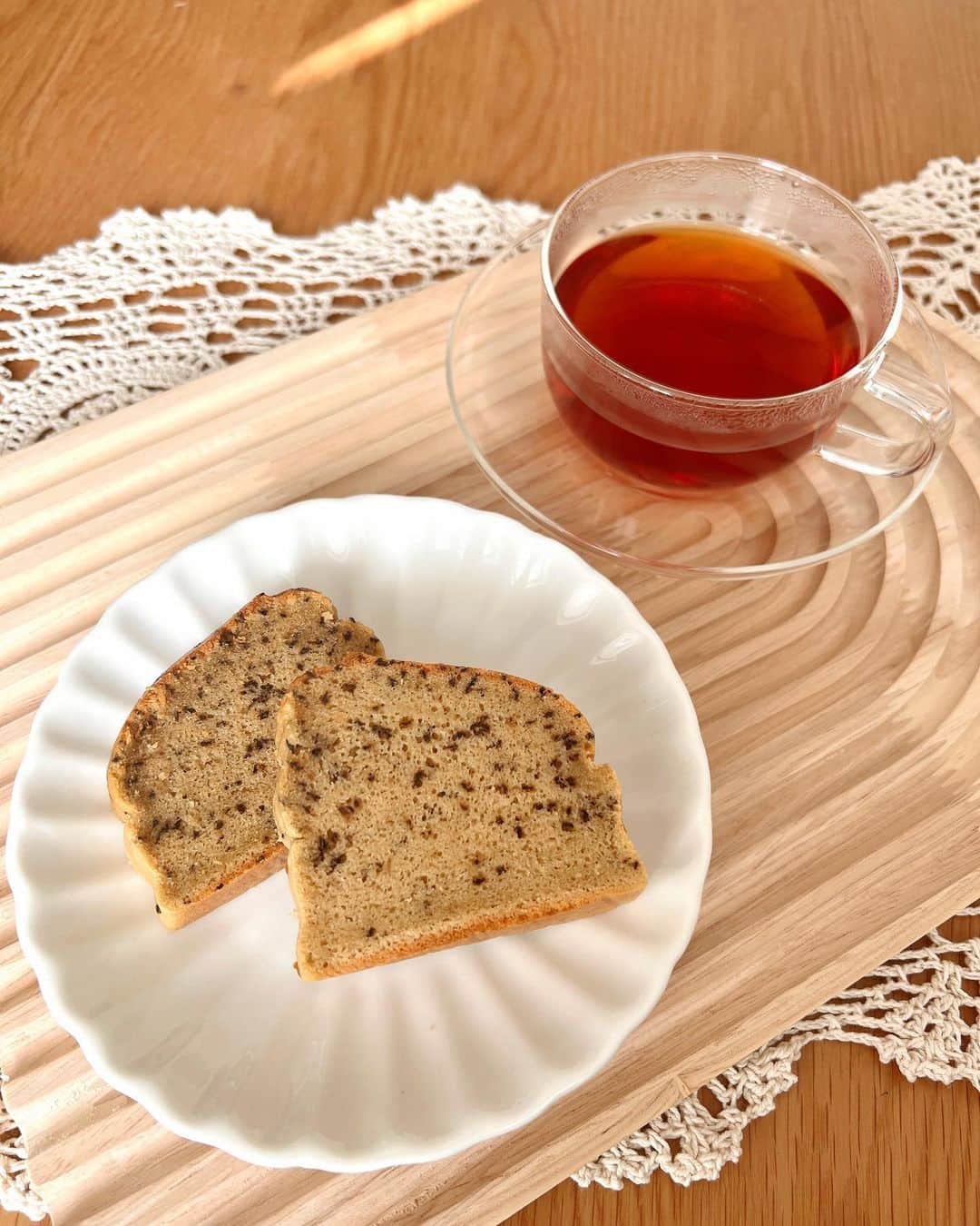 池田真子さんのインスタグラム写真 - (池田真子Instagram)「紅茶をしっかり感じるおやつが食べたくてハマり出したお菓子作り🌼 ． 自分で作ると材料を加減できたり、 米粉は満腹感もあるし グルテンフリーで安心して食べられる🌿 好みの味を追求するのもワクワクするよね♡ ． 最近よく作るアールグレイの パウンドケーキのレシピを知りたいと リクエストいただいていたので紹介します☕️ ． ． 【アールグレイ香る♡ 米粉の紅茶パウンドケーキ】 ． ▽材料 ・卵 2個 ・きび糖(てんさい糖やラカントでも◎)50g ・オリーブオイル(米油でも◎) 大さじ2 ・塩ひとつまみ ・米粉 100g ・ベーキングパウダー 小さじ1(4g) ・無調整豆乳 80cc (牛乳でも◎) ・アールグレイの茶葉 大さじ1(約6g) ． ▽準備 ・事前にクッキングシートを型に敷いておく。 ・粉類は事前に測っておくと作業がスムーズ！ ・紅茶葉が大きい場合はすりこぎなどで細かくしておく。 ． ▼作り方 ・無調整豆乳をレンジで40秒ほど温める。 紅茶葉を半分(大さじ1/2)加えて出しておく。 ・オーブンを180℃の30分で余熱。 ・卵、砂糖、油、塩を順番にボウル★に入れて混ぜる。 (後で粉類も加えるので大きいボウルに！) ・別のボウルで米粉とベーキングパウダーを混ぜる。 ・粉類を最初のボウル★に加えて混ぜる。 (粉が飛びやすいので慎重に！) ・紅茶葉を浸した豆乳と、 残りの紅茶葉(1/2)も加えてよく混ぜる。 ・クッキングシートを敷いた型に流し入れる。 ・型をトントンと落として中の空気を抜く！ ・180℃のオーブンで30分(下段で)焼く。 (オーブンによって焼きが足りない場合は 少しずつ追加してね！) ・完成！ ． ． 出来立ては表面がサクサクで 冷めるとしっとり味も馴染んで 違ったおいしさを楽しめます♡ ． 豆乳の量によっても食感が変わるし、 砂糖と茶葉の量や入れ方も色々試して やっと好みの作り方に辿り着いた☕️ ． やさしい甘さでしっかりアールグレイを感じられます❤️ 紅茶好きの方は是非作ってみてください！ ． ーーーーーーーーーーーーーーーーーー ． 元々お菓子作りは得意ではなくて、 何度も作っててもこの前のTikTok LIVEのように アタフタしちゃうこともあるんだけど(笑)、 それも楽しかったりちょっとした 息抜きにもなってる気がする！ ． 配信を見ながらレシピをメモしてくださったり、 早速作ってくれた方もいてとても嬉しかったです！ ． ちなみにかぼちゃやバナナ、 にんじんを入れても美味しかったよ🍌 ． 他にもこれ入れたら美味しかった！っていうのがあれば 是非コメントで教えてください💓 ． ． ． #米粉レシピ #紅茶パウンドケーキ #グルテンフリーレシピ」11月23日 17時32分 - mako_ikeda