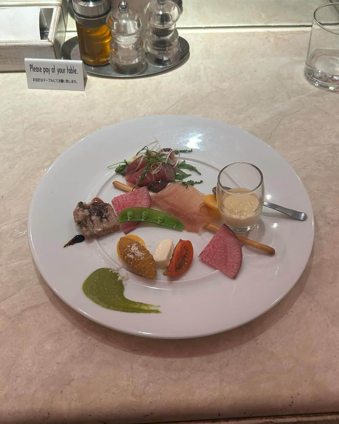 マイヤーズ江玲奈さんのインスタグラム写真 - (マイヤーズ江玲奈Instagram)「友達と銀座ランチな日🍽♡ 思ったよりもオシャレでビビってた笑笑  トップスは展示会でオーダーした @31sonsdemode さんの✨️これ着たらママに、昔からこういう柄が好きねって言われた笑 間違ってない。  #銀座ランチ #銀座グルメ #rigolettokitchen #トランテアンソンドゥモード  #31sonsdemode」11月23日 17時32分 - kayanoelena