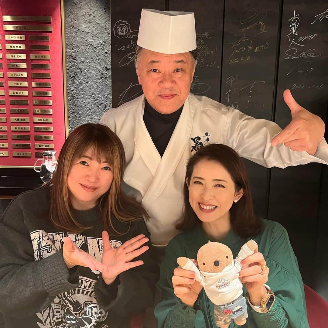 江口ともみのインスタグラム：「もぐたろうだよ❣️  昨日ね、美味しいお寿司食べに行ったんだ😄  麻布十番にある「黒しゃり」って言う会員制のお寿司屋さんなんだけどね、玲子お姉さんが連れてってくれたの✨お姉さんはここの理事なんだって😊エステプロラボがプロデュースだから、身体の事考えた色々な配慮がるんだよ‼️  ちなみに玲子お姉さんは東野幸治さんの奥さんだよ🍀かあさんたちずーっとケラケラ笑いながらお喋りしてた😆  オラさ、キンチョーして行ったらさ、大将が面白いおじちゃんでね、なんとオラのYouTubeに出演してくれたんだよ‼️  次のまめもみもぐたろうでは、お店紹介するからみんな見てね😄❣️❣️❣️  #fumofumosan #フモフモさん #もぐたろう #麻布十番 #黒しゃり #黒しゃり寿司  #会員制 #美味しかった❤️  #楽しかった❤️  #estheprolabo  #神は腸に宿る」