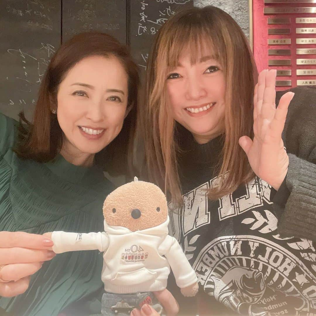 江口ともみさんのインスタグラム写真 - (江口ともみInstagram)「もぐたろうだよ❣️  昨日ね、美味しいお寿司食べに行ったんだ😄  麻布十番にある「黒しゃり」って言う会員制のお寿司屋さんなんだけどね、玲子お姉さんが連れてってくれたの✨お姉さんはここの理事なんだって😊エステプロラボがプロデュースだから、身体の事考えた色々な配慮がるんだよ‼️  ちなみに玲子お姉さんは東野幸治さんの奥さんだよ🍀かあさんたちずーっとケラケラ笑いながらお喋りしてた😆  オラさ、キンチョーして行ったらさ、大将が面白いおじちゃんでね、なんとオラのYouTubeに出演してくれたんだよ‼️  次のまめもみもぐたろうでは、お店紹介するからみんな見てね😄❣️❣️❣️  #fumofumosan #フモフモさん #もぐたろう #麻布十番 #黒しゃり #黒しゃり寿司  #会員制 #美味しかった❤️  #楽しかった❤️  #estheprolabo  #神は腸に宿る」11月23日 17時33分 - tomomin.eguchi