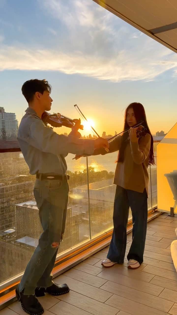 ヘンリーのインスタグラム：「‘Perfect’ sunset & performance w/ @sohyunko_official 🌅 오랜만에 소현이랑 ‘perfect’ 한 연주 🎻 @min5un9 🎸」