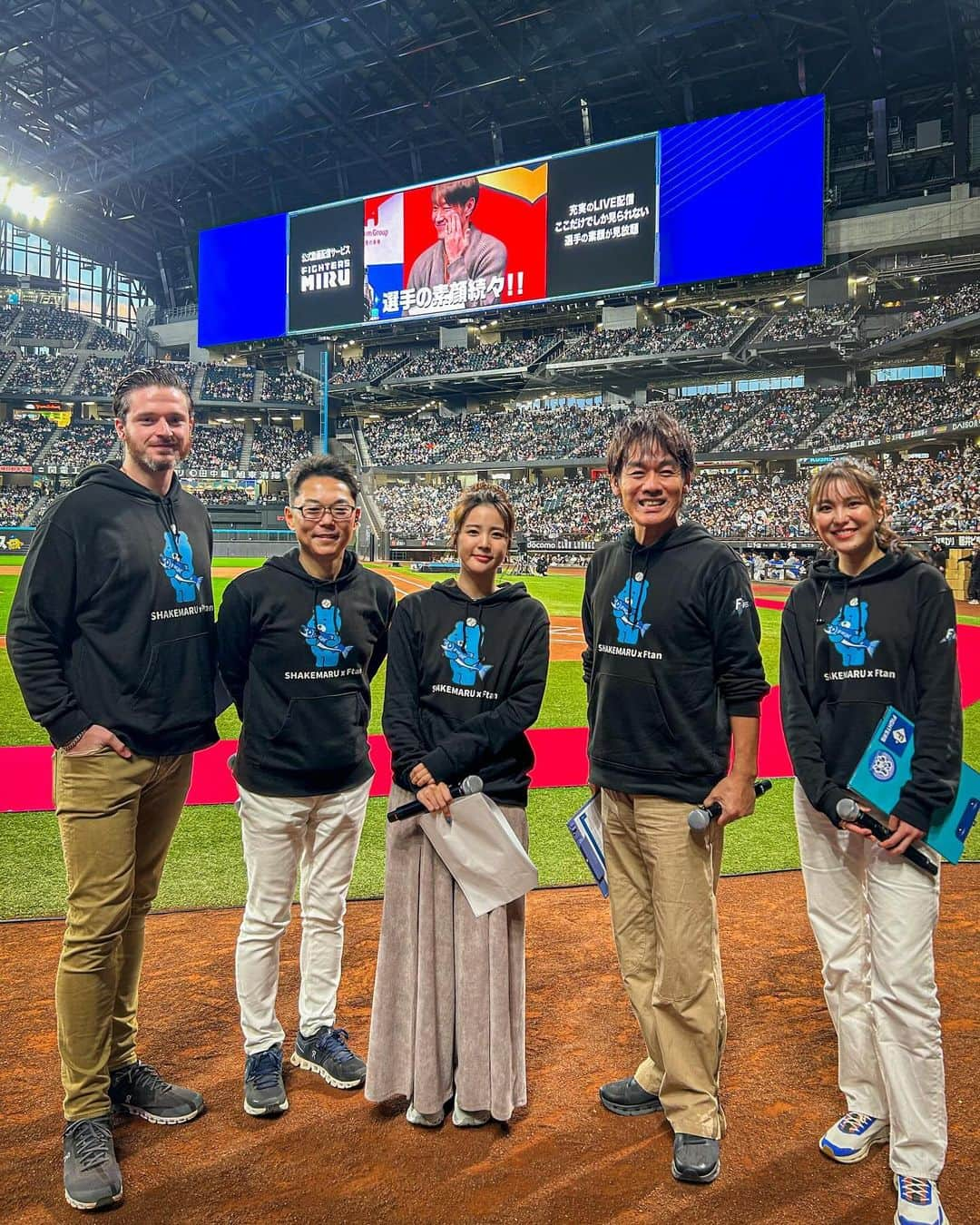 エバンズマラカイ(マラチ)さんのインスタグラム写真 - (エバンズマラカイ(マラチ)Instagram)「#北海道日本ハムファイターズ #Ffes のMCやってきました！  Great day with a gret team! Thanks guys🤙🏼」11月23日 17時36分 - bigmalachi