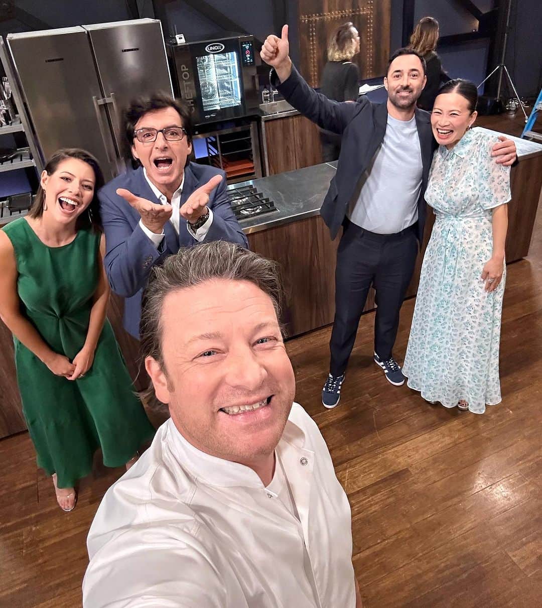ジェイミー・オリヴァーさんのインスタグラム写真 - (ジェイミー・オリヴァーInstagram)「This is a long one Australia…With a very heavy heart I leave the @masterchefau family in the beautiful city of Melbourne after two amazing and busy weeks of filming. This year was always going to be very very hard with the incredibly sad loss of Jock something that shocked the nation, the hole he has left is vast and irreplaceable. Jock was a one off, a legand and a great man…..As they say, the show must go on, I wanted to reassure you in Aussi that I personally believe the MC Team have moved forward in a way that feels right… I really wanted to be there to support my mate @andyallencooks who really is as brilliant as you think he is, I love him as much as I do Australia…which is a lot! Supporting Andy you’ve got some amazing new judges. The most joyful creative human and ex contestant @pohlingyeow is simply a ray of sunshine with so much to give everyone especially the contestants♥️, then @jeanchristophe_novelli wow! Very funny, kind, culinary romantic, wise, wonderful and a Michelin star chef that moved the London food scene and inspired me when I was young 🙏🏼 then the new girl on the TV block bringing a fresh dimension is the wonderful @sofiaklevin well she’s quite special, she’s researched and eaten her way around the world and has a way with words that really enthused both me and the contestants, she fitted in like a glove and gives completion to a mighty wholesome team of judges and mentors. And me, well I’m there when they need me, this time helping kick off the next season but I’ll be back if and when appropriate. The contestants this year are just wonderful and diverse in all their attributes….so Australia I promise you’re in good hands, expect the unexpected! Laughter and dreams being made, it’s going to be very special …..big love to all the MC production crew, you’re all world class at your jobs making the best show and I’m so blessed to be part of it. Thanks for looking after me, big love to all. Jamie O xx @zonfrillo xx」11月23日 17時37分 - jamieoliver