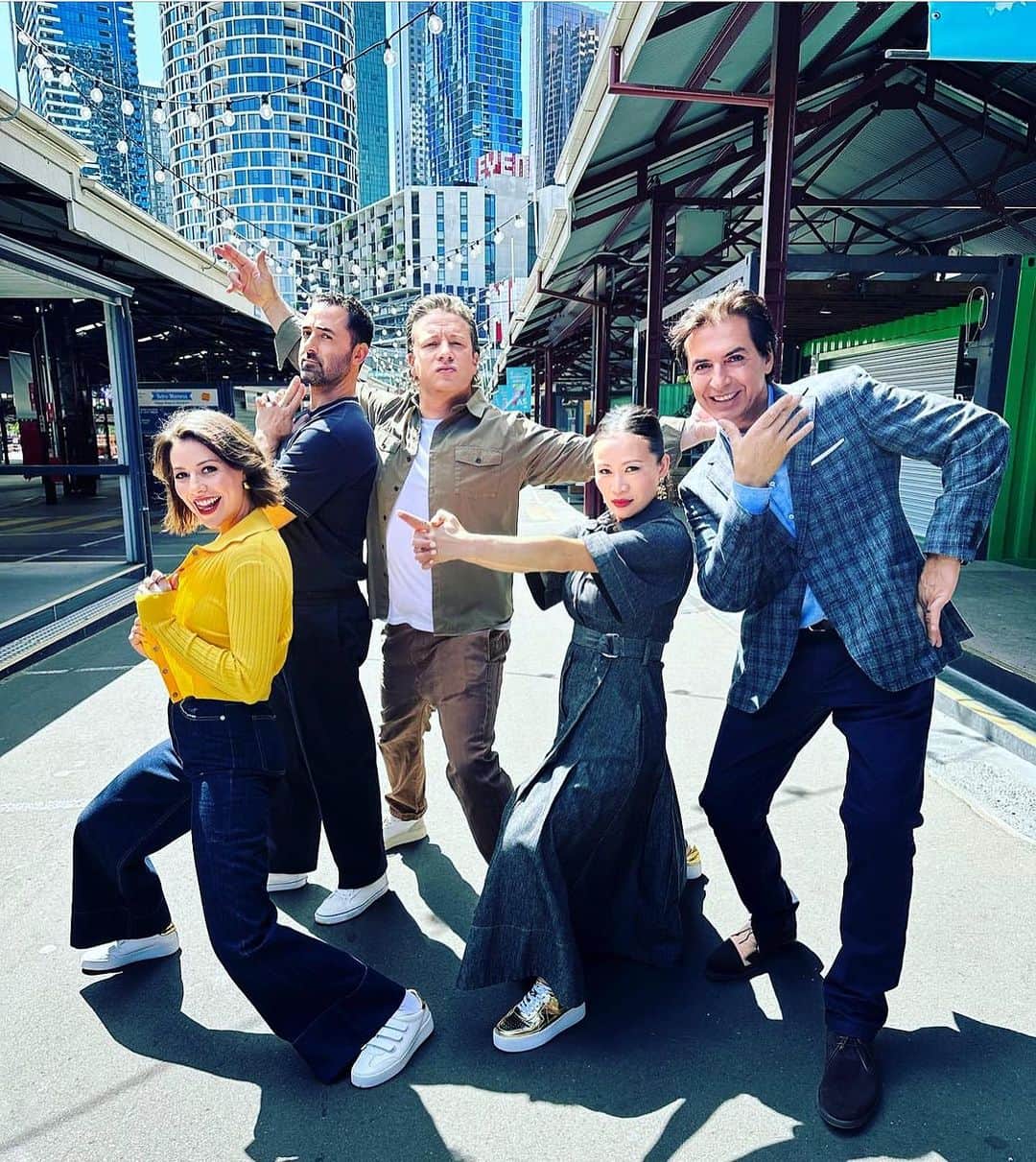 ジェイミー・オリヴァーのインスタグラム：「This is a long one Australia…With a very heavy heart I leave the @masterchefau family in the beautiful city of Melbourne after two amazing and busy weeks of filming. This year was always going to be very very hard with the incredibly sad loss of Jock something that shocked the nation, the hole he has left is vast and irreplaceable. Jock was a one off, a legand and a great man…..As they say, the show must go on, I wanted to reassure you in Aussi that I personally believe the MC Team have moved forward in a way that feels right… I really wanted to be there to support my mate @andyallencooks who really is as brilliant as you think he is, I love him as much as I do Australia…which is a lot! Supporting Andy you’ve got some amazing new judges. The most joyful creative human and ex contestant @pohlingyeow is simply a ray of sunshine with so much to give everyone especially the contestants♥️, then @jeanchristophe_novelli wow! Very funny, kind, culinary romantic, wise, wonderful and a Michelin star chef that moved the London food scene and inspired me when I was young 🙏🏼 then the new girl on the TV block bringing a fresh dimension is the wonderful @sofiaklevin well she’s quite special, she’s researched and eaten her way around the world and has a way with words that really enthused both me and the contestants, she fitted in like a glove and gives completion to a mighty wholesome team of judges and mentors. And me, well I’m there when they need me, this time helping kick off the next season but I’ll be back if and when appropriate. The contestants this year are just wonderful and diverse in all their attributes….so Australia I promise you’re in good hands, expect the unexpected! Laughter and dreams being made, it’s going to be very special …..big love to all the MC production crew, you’re all world class at your jobs making the best show and I’m so blessed to be part of it. Thanks for looking after me, big love to all. Jamie O xx @zonfrillo xx」
