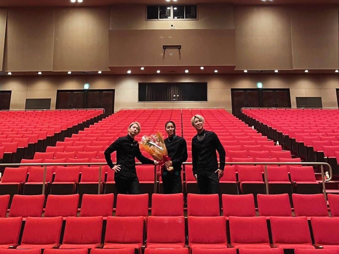 ザンゲ（ZANGE）さんのインスタグラム写真 - (ザンゲ（ZANGE）Instagram)「10月11月は文化祭シーズンでいろんな学校の文化祭に行かせて頂きました🕺🕺🕺  ショーは体験コーナーと講演を含めてソロでは60分、XTRAPでは85分の公演をさせて頂いてます🧤  12月は企業イベントが多くなる時期！怪我なく今年ラストまで頑張ります💪  #XTRAP #ZANGE #performance #学校公演 #文化祭 #芸術鑑賞会」11月23日 17時38分 - zange_xtrap