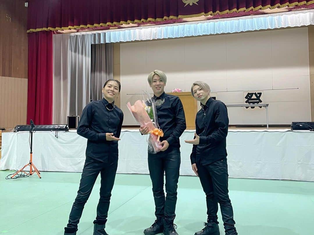 ザンゲ（ZANGE）さんのインスタグラム写真 - (ザンゲ（ZANGE）Instagram)「10月11月は文化祭シーズンでいろんな学校の文化祭に行かせて頂きました🕺🕺🕺  ショーは体験コーナーと講演を含めてソロでは60分、XTRAPでは85分の公演をさせて頂いてます🧤  12月は企業イベントが多くなる時期！怪我なく今年ラストまで頑張ります💪  #XTRAP #ZANGE #performance #学校公演 #文化祭 #芸術鑑賞会」11月23日 17時38分 - zange_xtrap