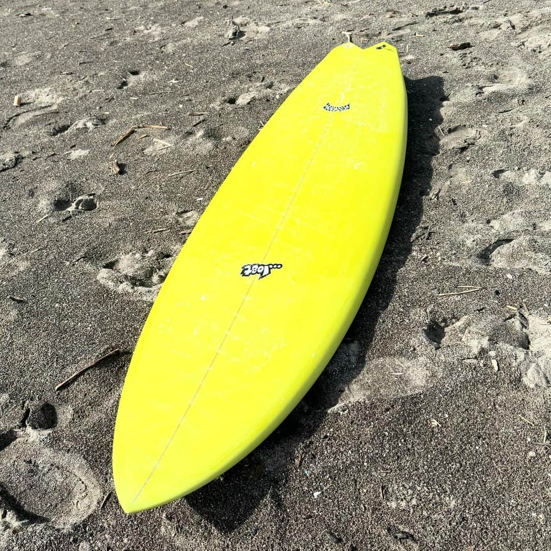 Isseki Nagaeのインスタグラム：「本格的なミッドレングスゲットしたけど、長すぎてどこに乗っていいのかわからん！ ロスト グライドラ7.0 @yasushi_photos とオソロ！  #lostsurfboard」