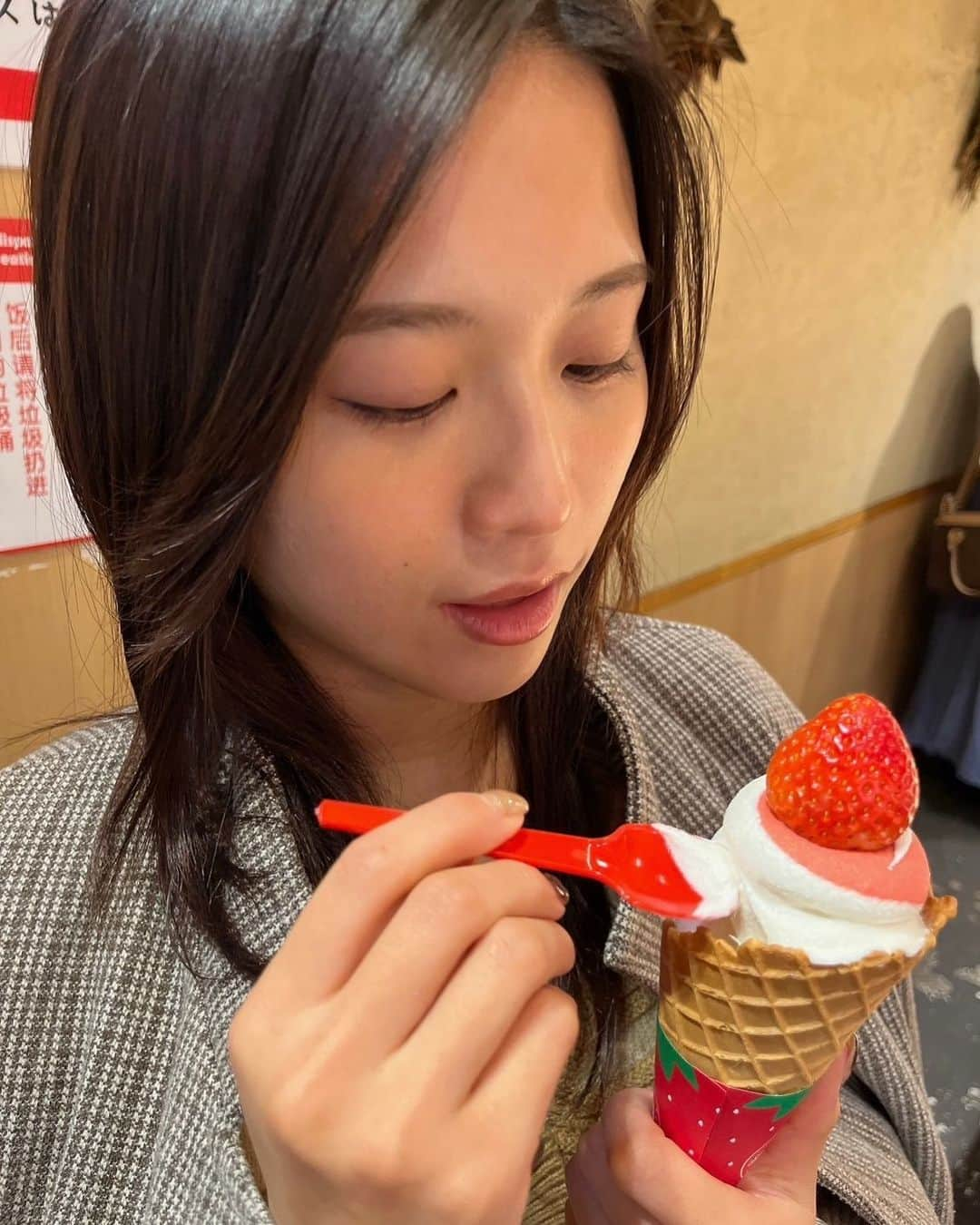 松下由依さんのインスタグラム写真 - (松下由依Instagram)「リフレッシュの時に食べた苺ソフトクリーム🍦🍓」11月23日 17時42分 - matsushita_yui_kbc