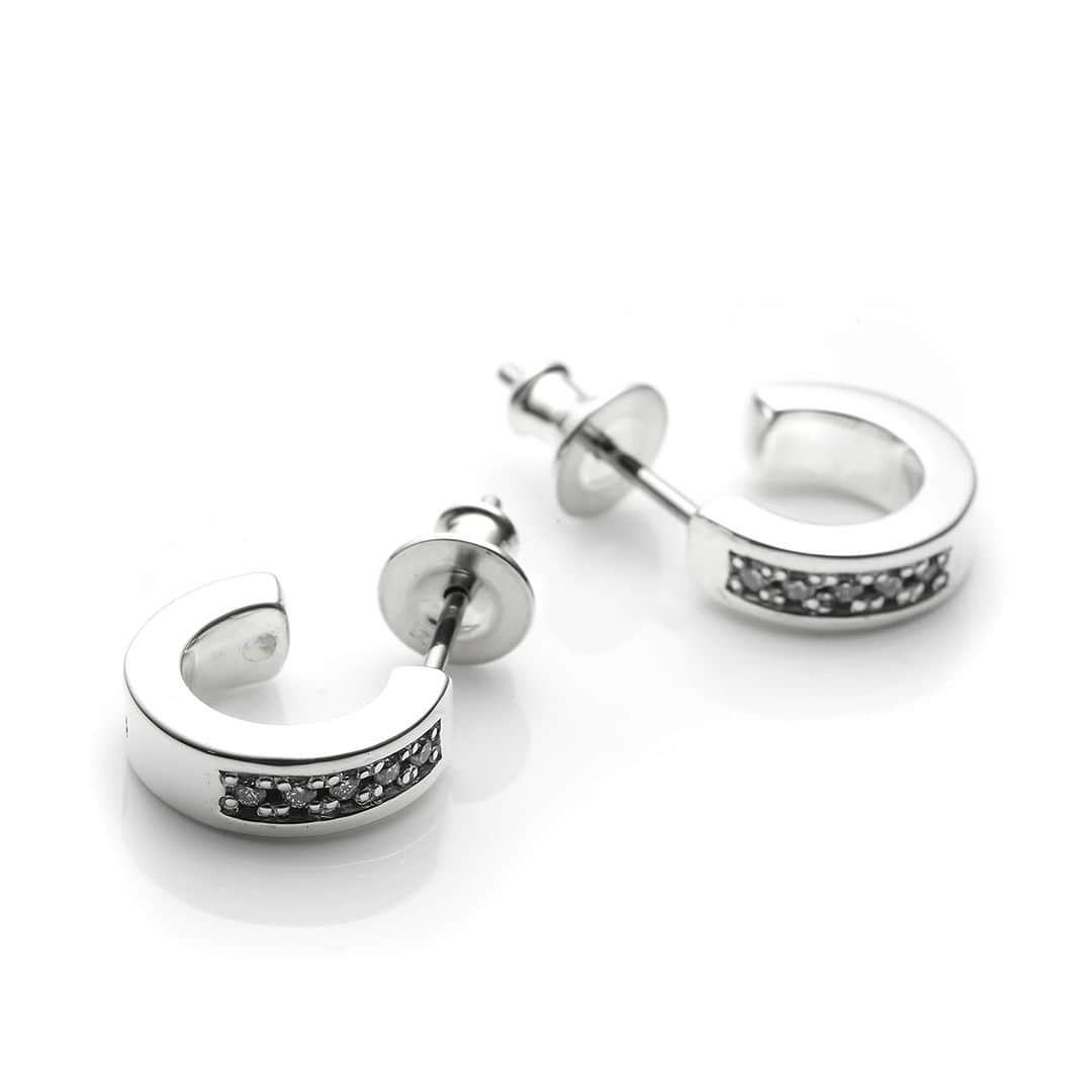 プエルタ・デル・ソルのインスタグラム：「♙ ♜ ♝ ♞ ♛  【Diamond Hoop Pierce】 絶妙な︎ボリューム感とダイヤモンドの輝きが◎  ギフトにも選びやすい、シンプルで飽きのこないデザインです✴︎✴︎✴︎  PC305/¥19,800  #PUERTADELSOL #プエルタ #プエルタデルソル #accessory  #jewelry #ジュエリー #アクセサリー  #恵比寿 /03-5489-9470 @puertadelsol_official  #大阪 /06-6136-5345  @puertadelsol_osaka」