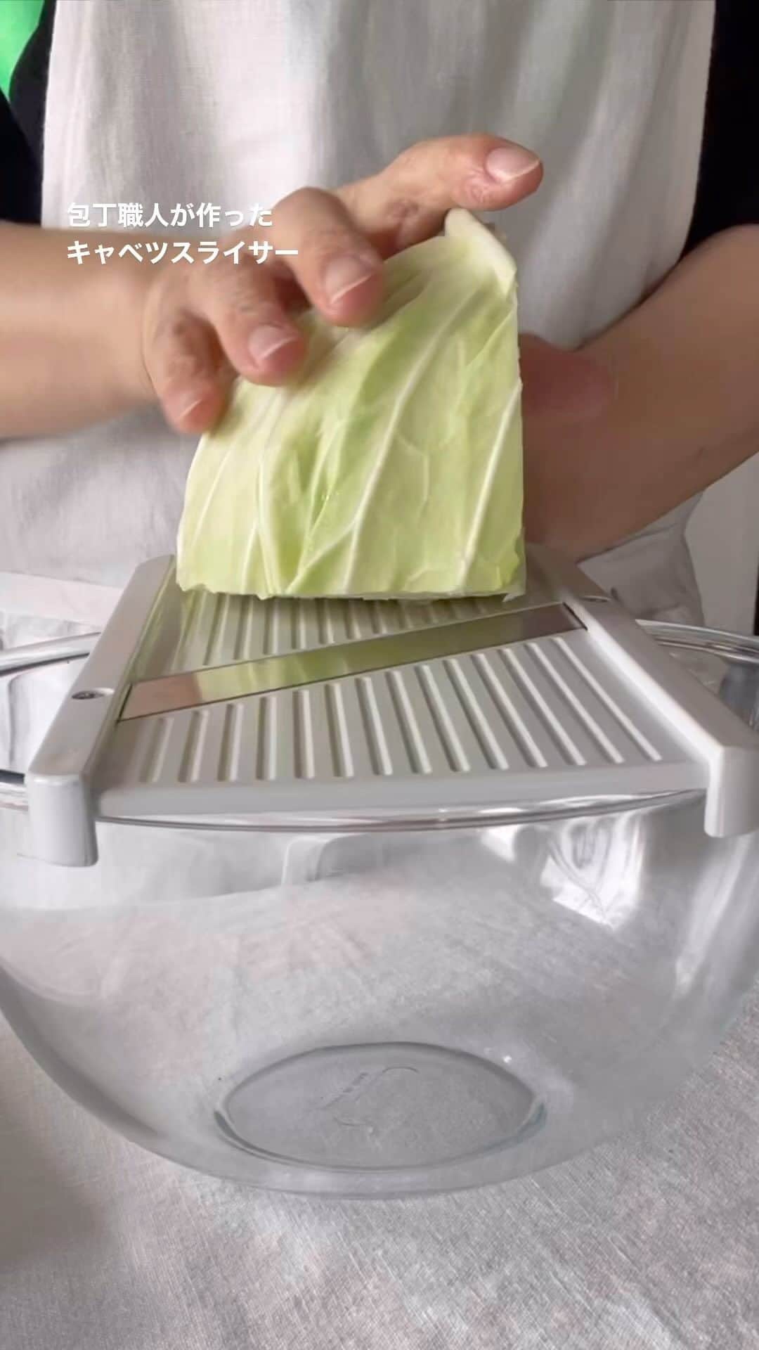 212 KITCHEN STOREのインスタグラム：「【212K道具大賞にも選ばれました！】 『包丁職人が作ったキャベツスライサー』 ━━━━━━━━━━━━━━━━━━━━ 212Kスタッフが選んだ2023年道具大賞にも選ばれた『キャベツスライサー』をあらためてご紹介します！  とにかく、薄く、すいすいスライスできるスライサーです。 この薄さが、美味しくなるポイント！  ぜひ、スライサーをお探しの方。 年始へ向けて買い替えを検討中の方々へ。 お試しいただきたい逸品です。  　 ※在庫が流動的なため、欠品の場合がございます。 ※一部、お取り扱いのない店舗がございます。  ▼ストアリンクはプロフィールから! @212_kitchen_store ━━━━━━━━━━━━━━━━━━━ #212kitchenstore#212キッチンストア#212kitchen#212キッチン#包丁職人が作った#キャベツスライサー#薄くて#美味しい」