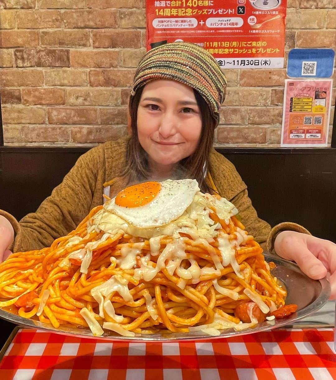アンジェラ佐藤のインスタグラム：「東京の有名デカ盛り店！スパゲティのパンチョなり〜🍝  パンチョのデカ盛りメニュー“ナポリタン星人”2.5kg〜🙌 久しぶり食べたけど、わしわし太麺でなんまら美味しい〜✨✨✨  #スパゲティのパンチョ #東京デカ盛り #大食い #大胃王」