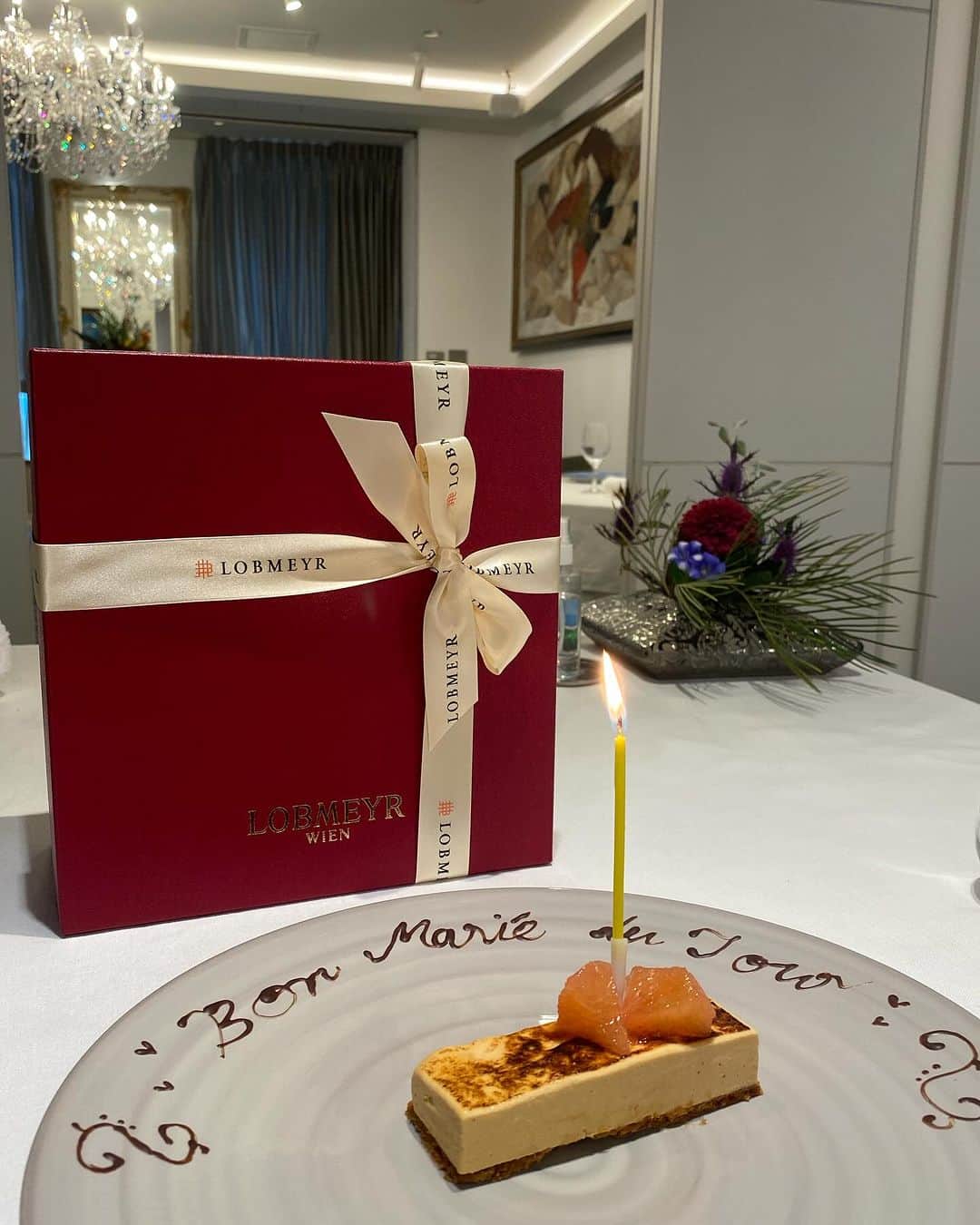 奈々子のインスタグラム：「そういえば先月結婚しました😀 こちらは入籍日に合わせてオーダーしたバレリーナ🍷♡⃛」