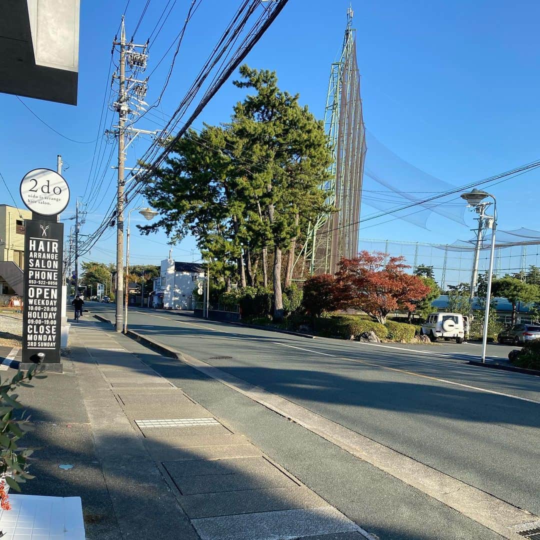 Akinori Shimizuのインスタグラム：「「実るほど頭を垂れる稲穂かな」 という有名な言葉があります。稲の穂は実るほどに穂先が低く下がるものです。人間も本当に偉くなればなるほど、謙虚な姿勢で人と接することが大切であり、会社も成長・発展すればするほど、会社の態度・社員の態度が丁重にならなければならないと考えます。  2do(ニド)  〒433-8123  静岡県浜松市中区幸4丁目18-19 1F TEL 053-522-8056 定休日 毎週月曜日、第3日曜日 営業時間  平日 10:00〜19:00 　　　　(カット最終受付18:00)  土日祝 9:00〜18:00 　　　　(カット最終受付17:00) 駐車場 6台あり  #浜松美容室 #浜松ヘアサロン #2do」