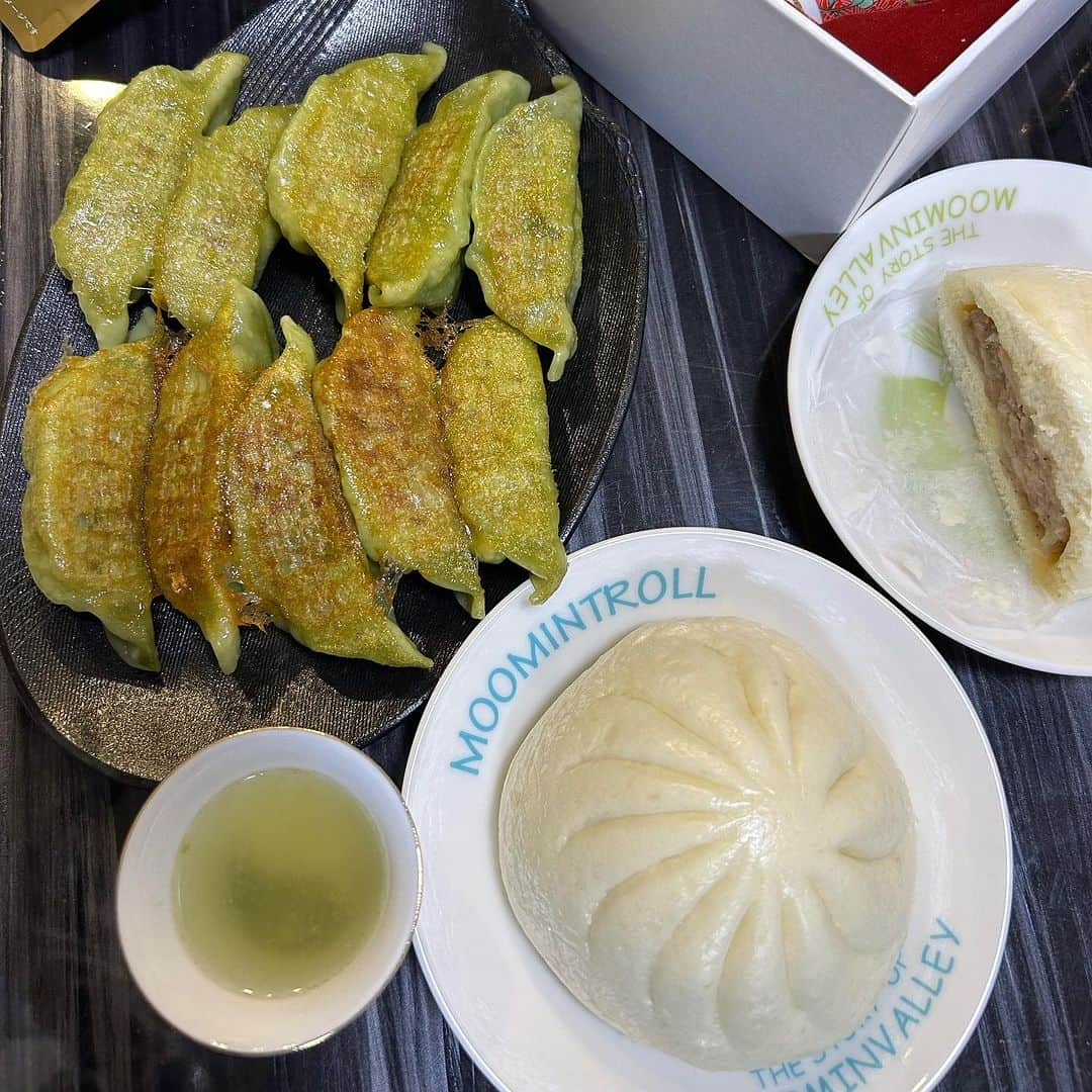 世手子さんのインスタグラム写真 - (世手子Instagram)「#PR great value gyoza🉐 My son loves pork buns🥟 fun dinner at home🍽️ @fukuchan_gyoza_ayase #ふくちぁん餃子 食べたよ(*´꒳`*) #野菜餃子 に #豚まん  お子さまは待てずに食べたw 美味しかった(*^ω^*) 野菜餃子はなーんと1000円で36個も入っててお買い得👏 全国に120店舗あるよ(*´Д｀*)  大阪No.1 ふくちぁん餃子🥟東京綾瀬店、東京第一号店です。よかったら寄ってみてくださいね。 住所: 東京都足立区綾瀬4-17-11（綾瀬駅西口から4分）  #北先住グルメ #北千住テイクアウト #北千住ディナー #北千住ランチ #綾瀬ランチ #綾瀬西口 #綾瀬駅 #カラキャス」11月23日 17時57分 - rojide