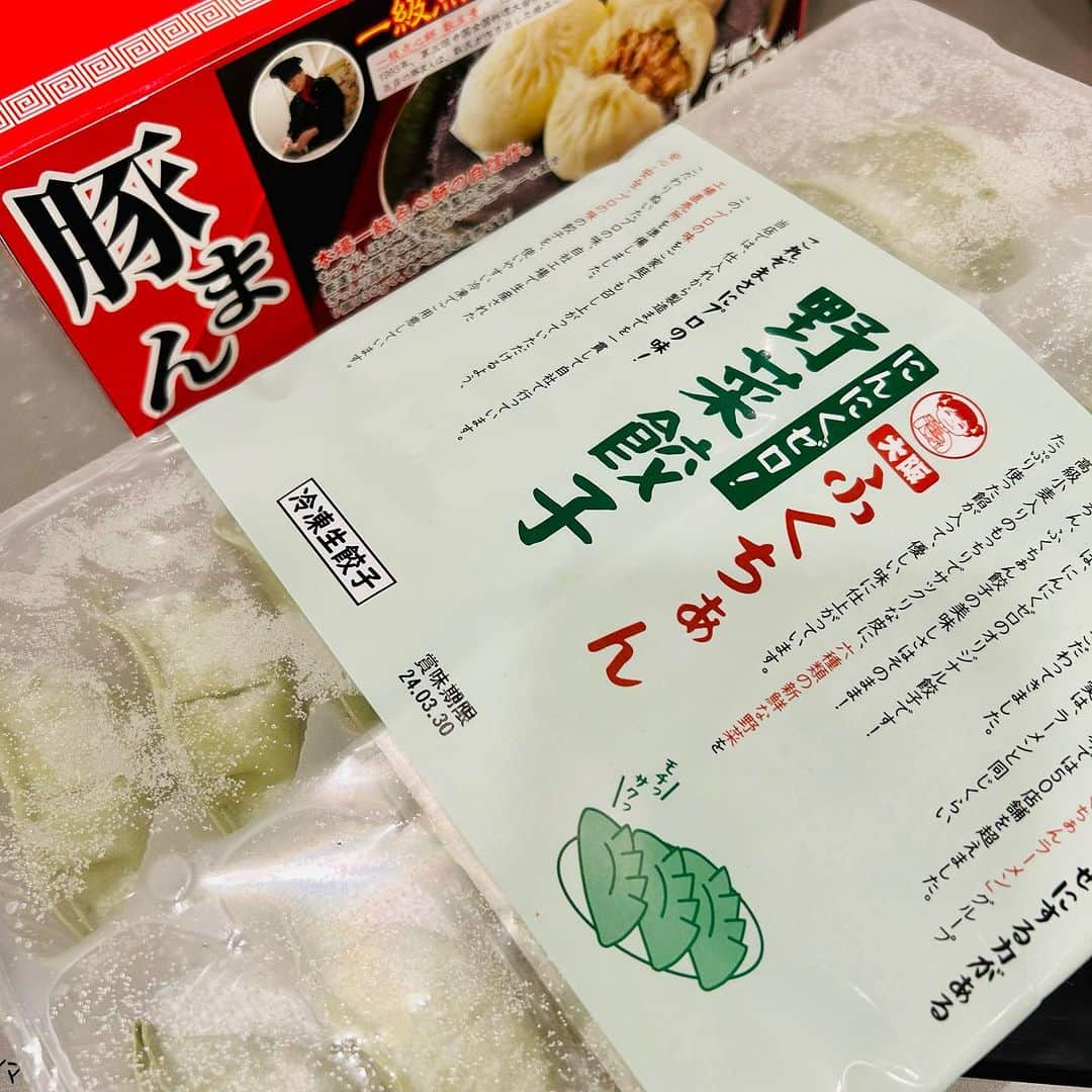 世手子さんのインスタグラム写真 - (世手子Instagram)「#PR great value gyoza🉐 My son loves pork buns🥟 fun dinner at home🍽️ @fukuchan_gyoza_ayase #ふくちぁん餃子 食べたよ(*´꒳`*) #野菜餃子 に #豚まん  お子さまは待てずに食べたw 美味しかった(*^ω^*) 野菜餃子はなーんと1000円で36個も入っててお買い得👏 全国に120店舗あるよ(*´Д｀*)  大阪No.1 ふくちぁん餃子🥟東京綾瀬店、東京第一号店です。よかったら寄ってみてくださいね。 住所: 東京都足立区綾瀬4-17-11（綾瀬駅西口から4分）  #北先住グルメ #北千住テイクアウト #北千住ディナー #北千住ランチ #綾瀬ランチ #綾瀬西口 #綾瀬駅 #カラキャス」11月23日 17時57分 - rojide