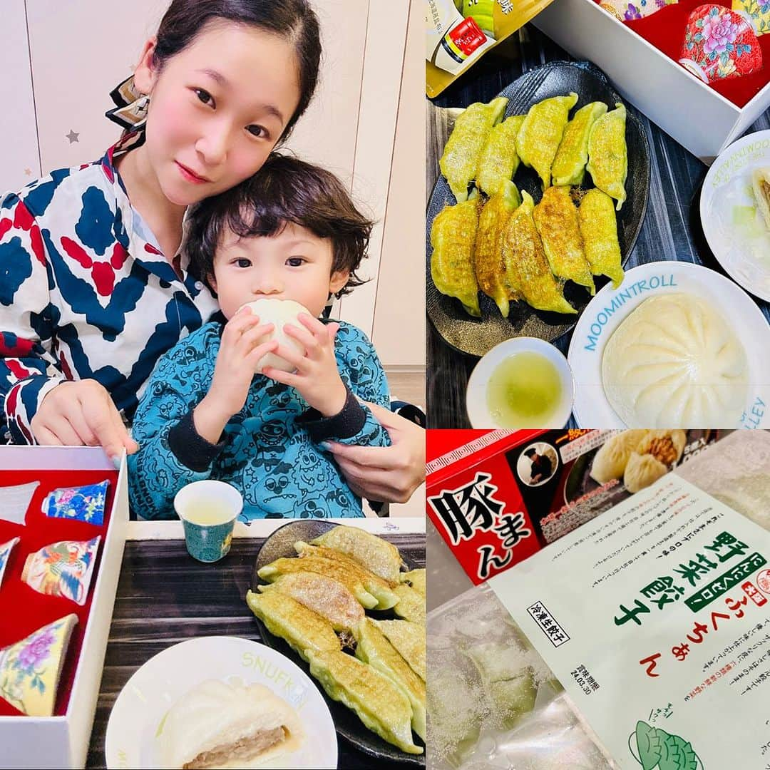 世手子のインスタグラム：「#PR great value gyoza🉐 My son loves pork buns🥟 fun dinner at home🍽️ @fukuchan_gyoza_ayase #ふくちぁん餃子 食べたよ(*´꒳`*) #野菜餃子 に #豚まん  お子さまは待てずに食べたw 美味しかった(*^ω^*) 野菜餃子はなーんと1000円で36個も入っててお買い得👏 全国に120店舗あるよ(*´Д｀*)  大阪No.1 ふくちぁん餃子🥟東京綾瀬店、東京第一号店です。よかったら寄ってみてくださいね。 住所: 東京都足立区綾瀬4-17-11（綾瀬駅西口から4分）  #北先住グルメ #北千住テイクアウト #北千住ディナー #北千住ランチ #綾瀬ランチ #綾瀬西口 #綾瀬駅 #カラキャス」