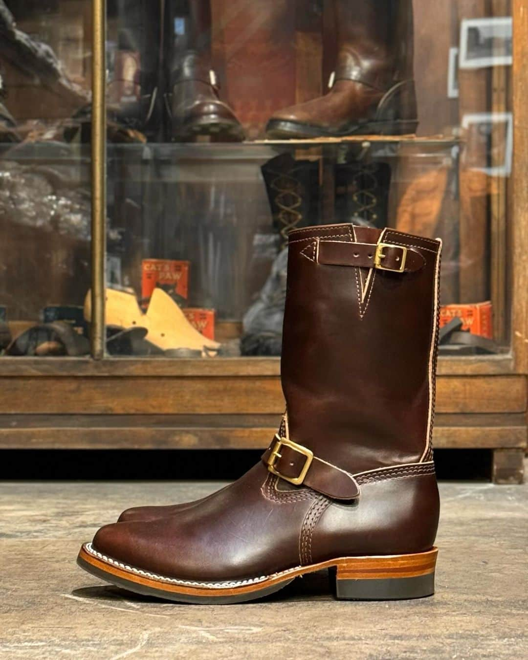 ウェスコのインスタグラム：「Mr.Lou 7600 -Brown Chromexcel-  「ミスター・ルー」はウエスコが手がけるヴィンテージモデルです。 通常オーダーでは選ぶことのできないレザーやバックル、ステッチパターンなど、限定モデルならではの要素が数多く採用されています。 発売以降国内外問わず沢山の方々から注文、お問い合わせをいただいている人気モデルです☝️✨  #WESCO #MISTERLOU #MISTERLOU7600 #BOSS #limited #boots #engineerboots #horween #chromexcel #leather #fashion #vintage #madeinusa #scapoose #oregon #usa #westcoastshoecompany #wescojapan #wescoosaka #wescoebisu #wescosetagaya #wescokanazawa」