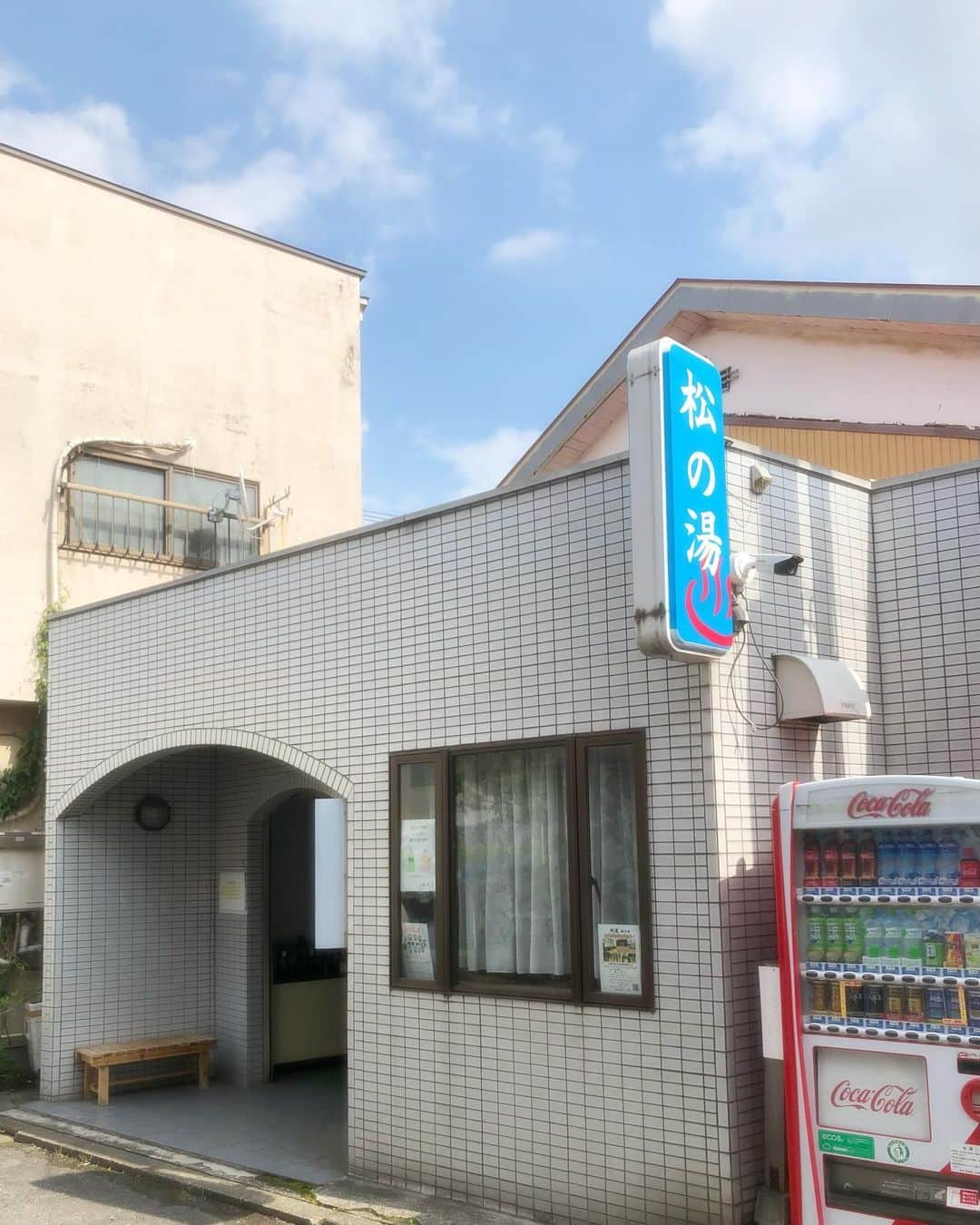 武藤昭平さんのインスタグラム写真 - (武藤昭平Instagram)「銭湯アーカイブ。  府中市新町の松の湯。板橋区東新町のパブリバ八光と同じく、浴室内のタイル絵はモノクロの女性子供ハト。個室的岩風呂にアヒルがいっぱい。有料サウナに水風呂。白いケロリン桶風、底に松の湯のロゴ。  #リハビリ銭湯 #銭湯 #ゆっポくん #風呂 #bath」11月23日 17時51分 - syoheimuto