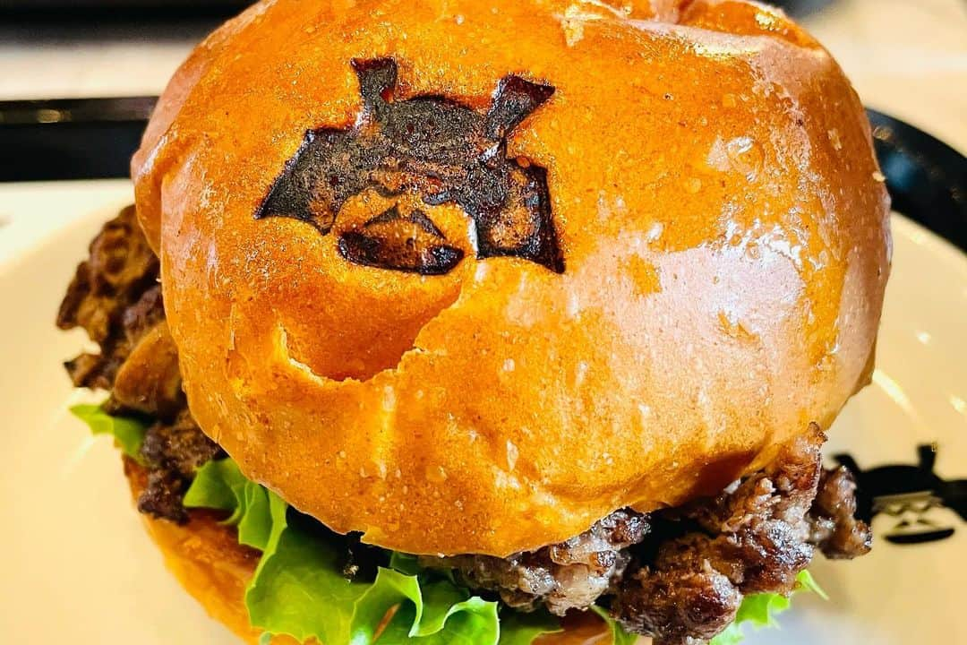 渡部おにぎりさんのインスタグラム写真 - (渡部おにぎりInstagram)「【SHOGUN BURGER】みなとみらい  ・てりやきバーガー ・フライ盛り合わせ  オシャレで美味いバーガー屋さん見つけました！！ ボリュームもずっしりで良き！ 肉汁がたっぷり出てジューシーさがたまらなかった！ そして俺は気づいた！やっぱり照り焼きが好きなんだと。  #飯テロ#グルメ#日本美食#全国美味いもの巡り#外食#東京グルメ#instafood#yuumy#金の国#渡部おにぎり #みなとみらい#桜木町#みなとみらいグルメ#バーガー#ハンバーガー#てりやき」11月23日 17時53分 - watabe_onigiri