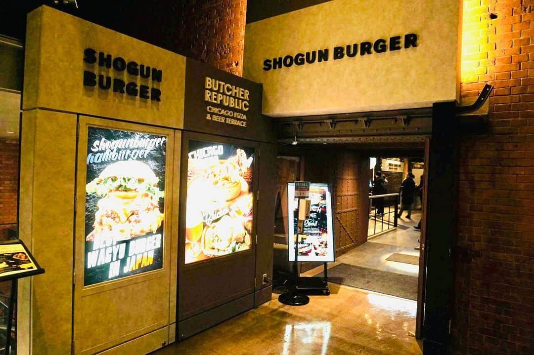 渡部おにぎりのインスタグラム：「【SHOGUN BURGER】みなとみらい  ・てりやきバーガー ・フライ盛り合わせ  オシャレで美味いバーガー屋さん見つけました！！ ボリュームもずっしりで良き！ 肉汁がたっぷり出てジューシーさがたまらなかった！ そして俺は気づいた！やっぱり照り焼きが好きなんだと。  #飯テロ#グルメ#日本美食#全国美味いもの巡り#外食#東京グルメ#instafood#yuumy#金の国#渡部おにぎり #みなとみらい#桜木町#みなとみらいグルメ#バーガー#ハンバーガー#てりやき」