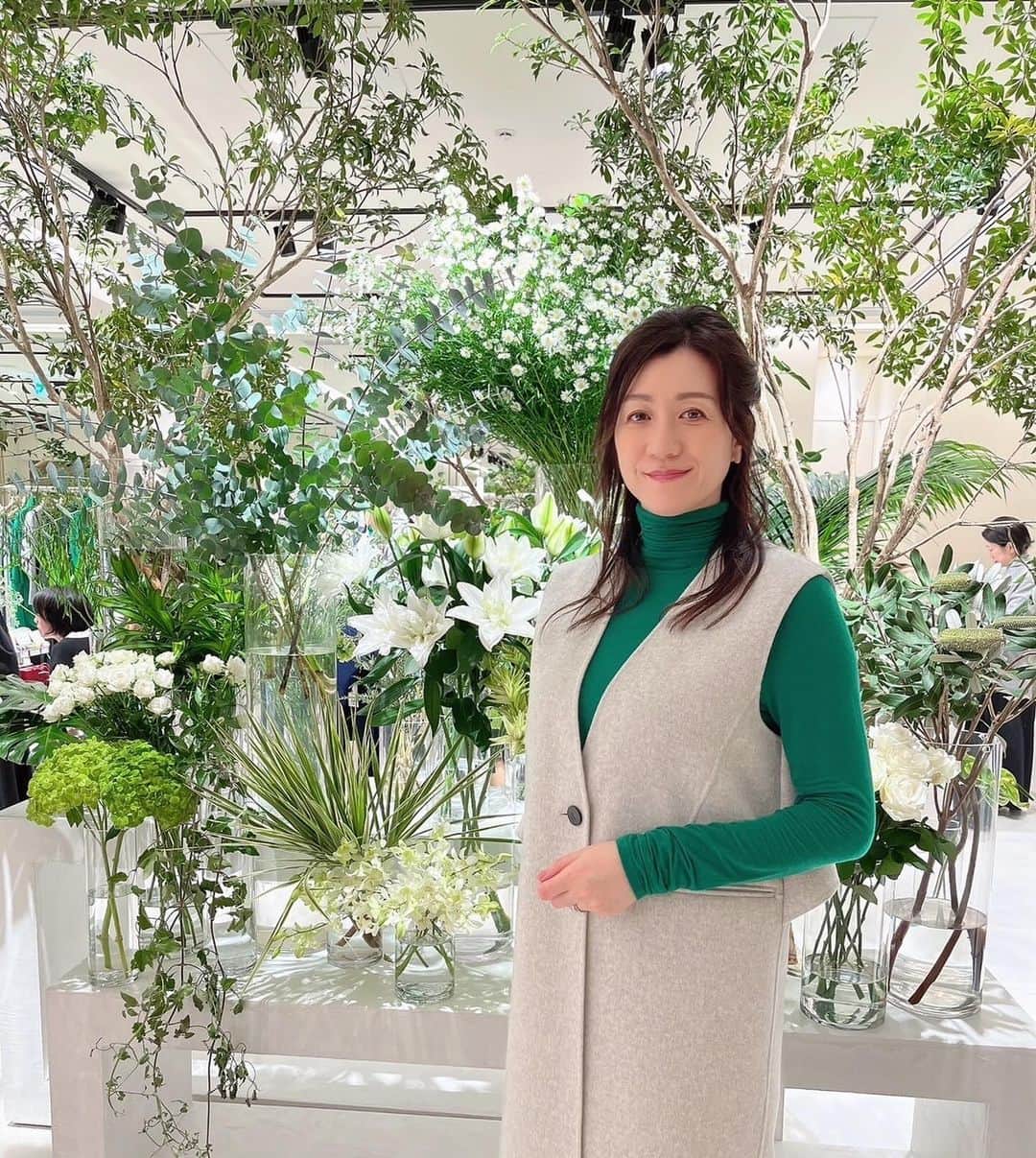 野々村友紀子のインスタグラム：「私がプライベートでもよく着る【LEPHIL】も麻布台ヒルズに入ってました！  着やすくて洗いやすくて色鮮やかでデザイン大好き💛 この日着ているのも全部 @lephil_official   お店にはお洋服と生花がキレイに並び、レセプションということでオシャレフードがずらりー！ こちらも可愛かった🩷🩵 鮮やかだけど、全部自然の食材の色だそうです。  こちらのお店もまた覗きに行こー♪  麻布台ヒルズは、とってもオシャレで、思ってたより敷地がどデカかったですー🌀全部オープンするのが楽しみ！」