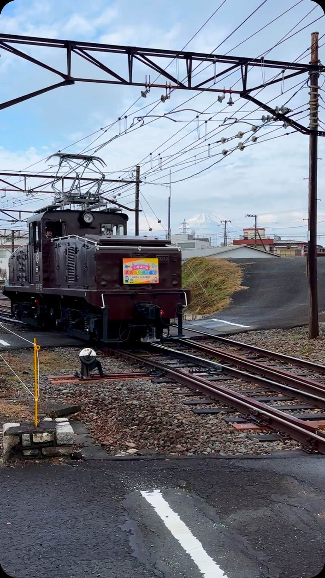 吉川正洋のインスタグラム：「今日は大場の車庫を出る伊豆箱根鉄道の電気機関車ED31形 （32号）をおすそ分けさせてください！  #いずはこねふれあいフェスタ2023 #鉄分おすそ分け」