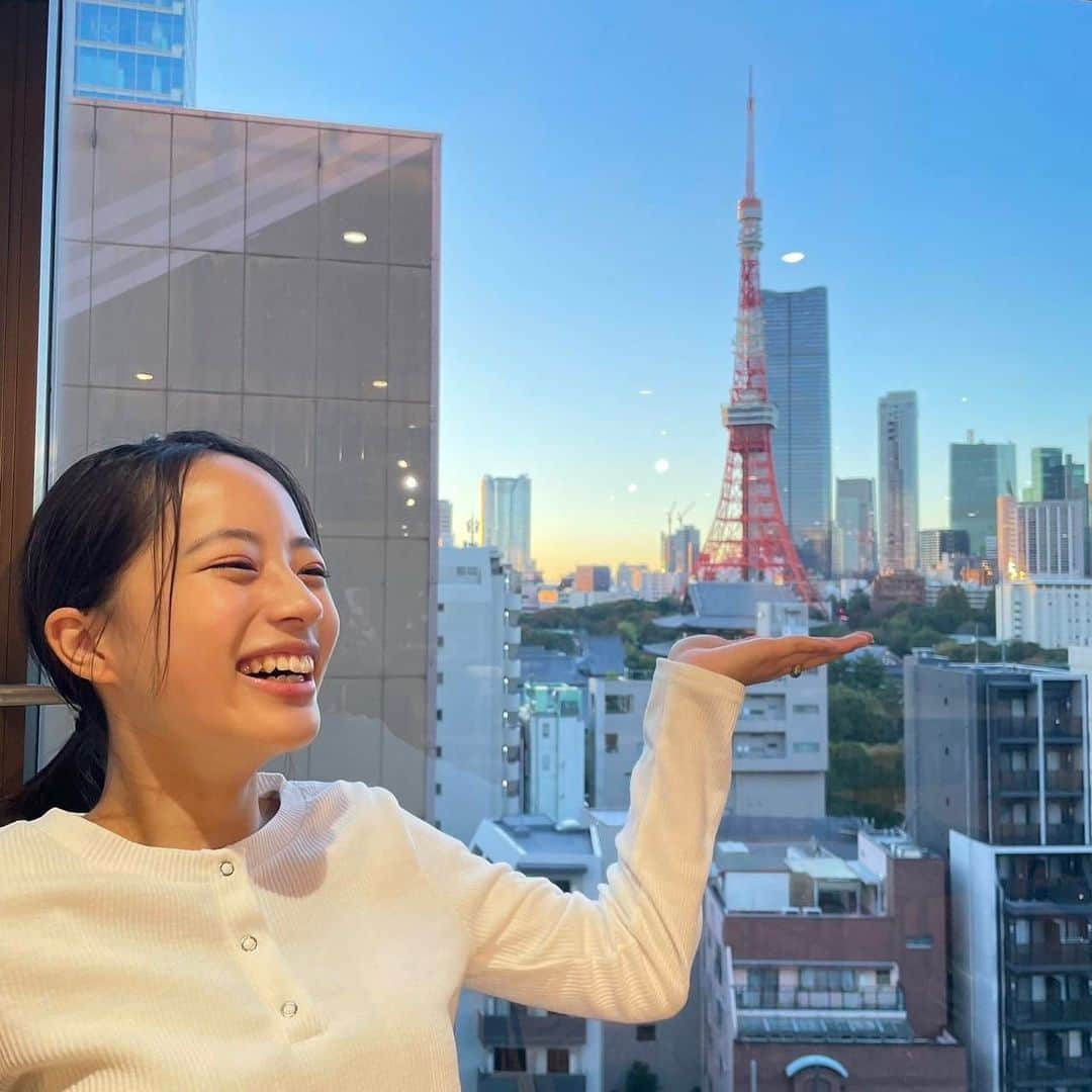 池端杏慈さんのインスタグラム写真 - (池端杏慈Instagram)「🗼 間近でみる東京タワーに興奮😂  写真の手は @kayua238_latte   #東京タワー #ニコラ#nicola#ニコモ #池端杏慈」11月23日 17時53分 - lespros_anji