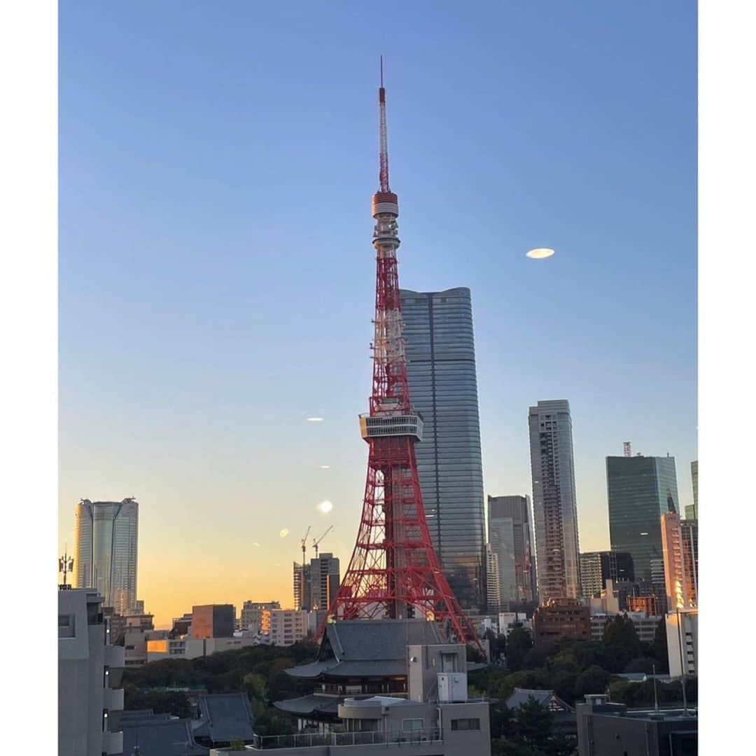 池端杏慈さんのインスタグラム写真 - (池端杏慈Instagram)「🗼 間近でみる東京タワーに興奮😂  写真の手は @kayua238_latte   #東京タワー #ニコラ#nicola#ニコモ #池端杏慈」11月23日 17時53分 - lespros_anji